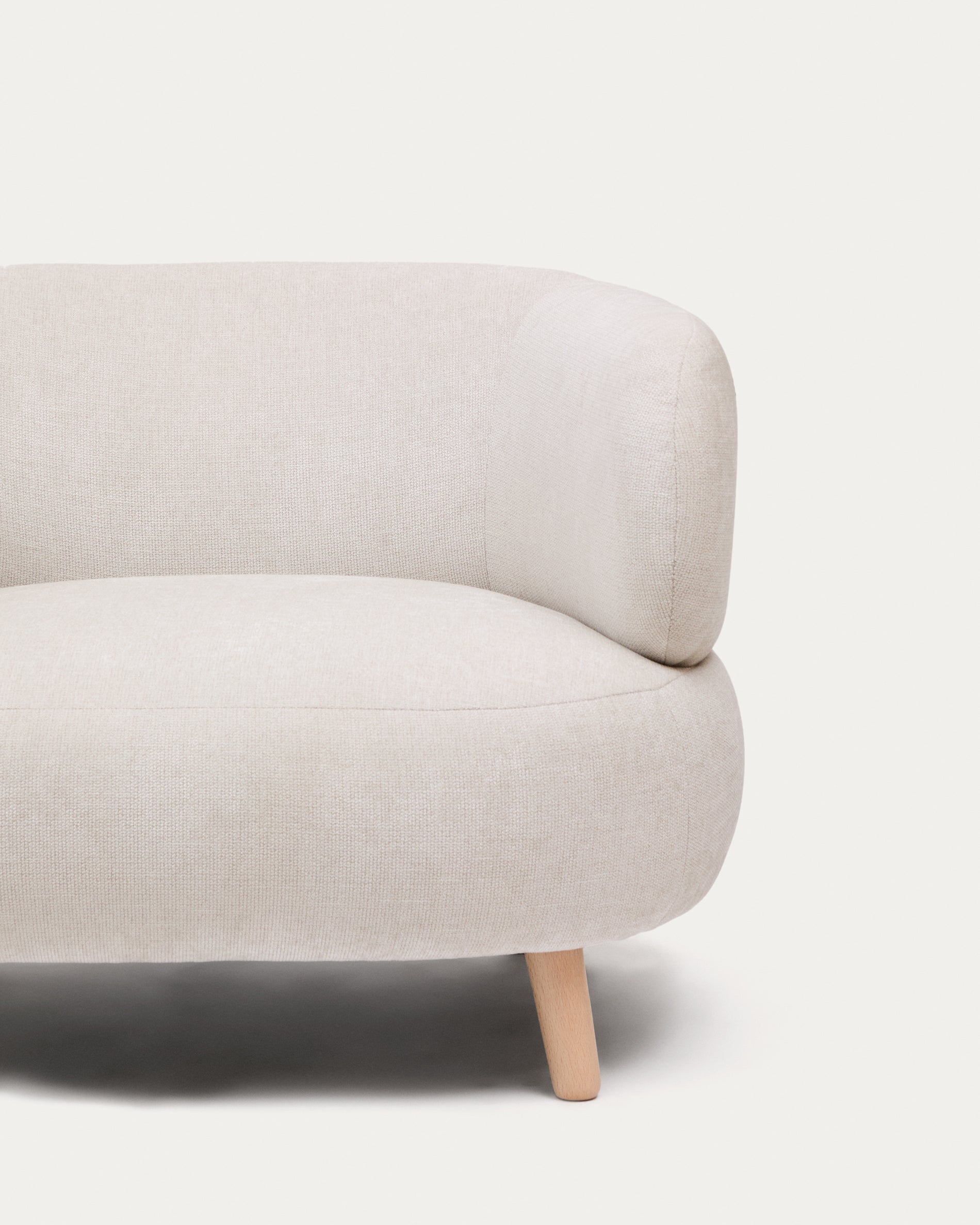 Luisa armchair in chenille pearl with solid beech wood legs 90 cm - Detail