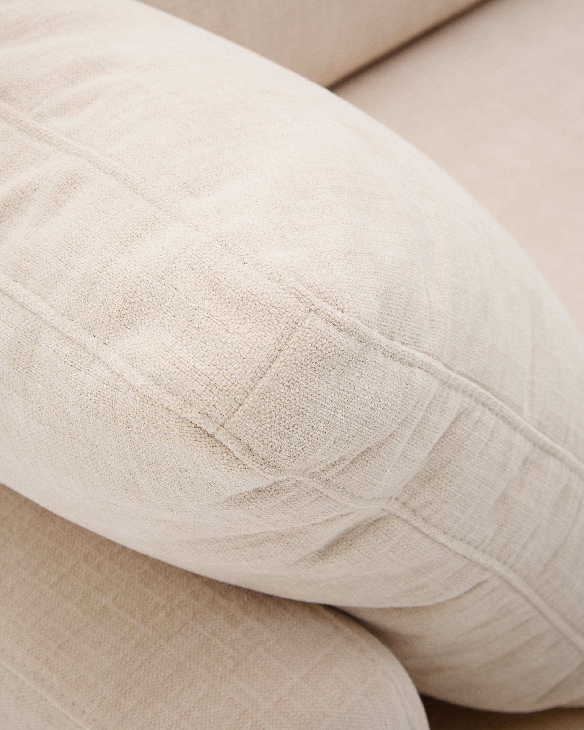 Gala 4-seater beige chenille sofa FSC Mix Credit 300cm - Detail