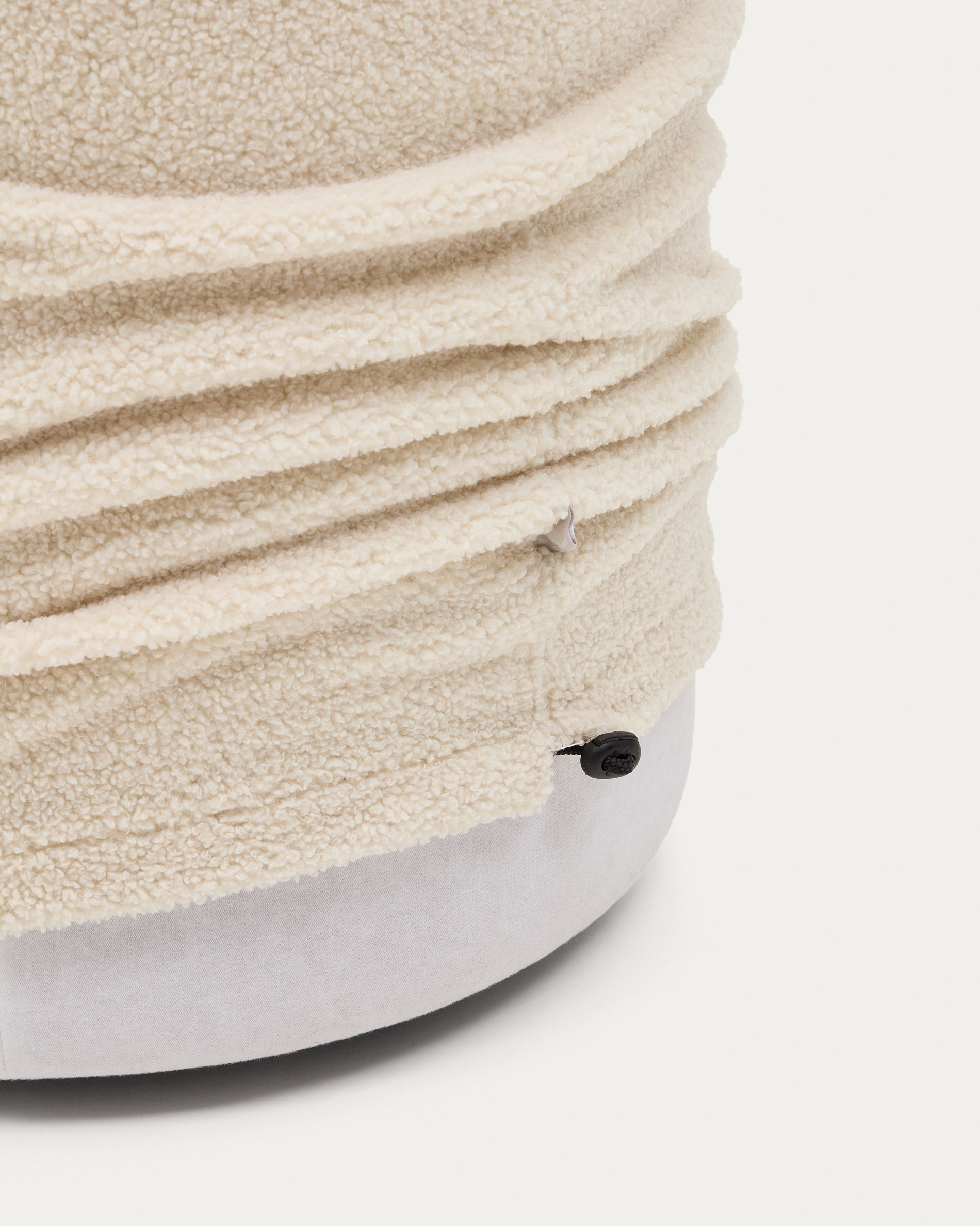 Kaeli footrest with removable cover in ecru bouclé Ø 43 cm - Detail