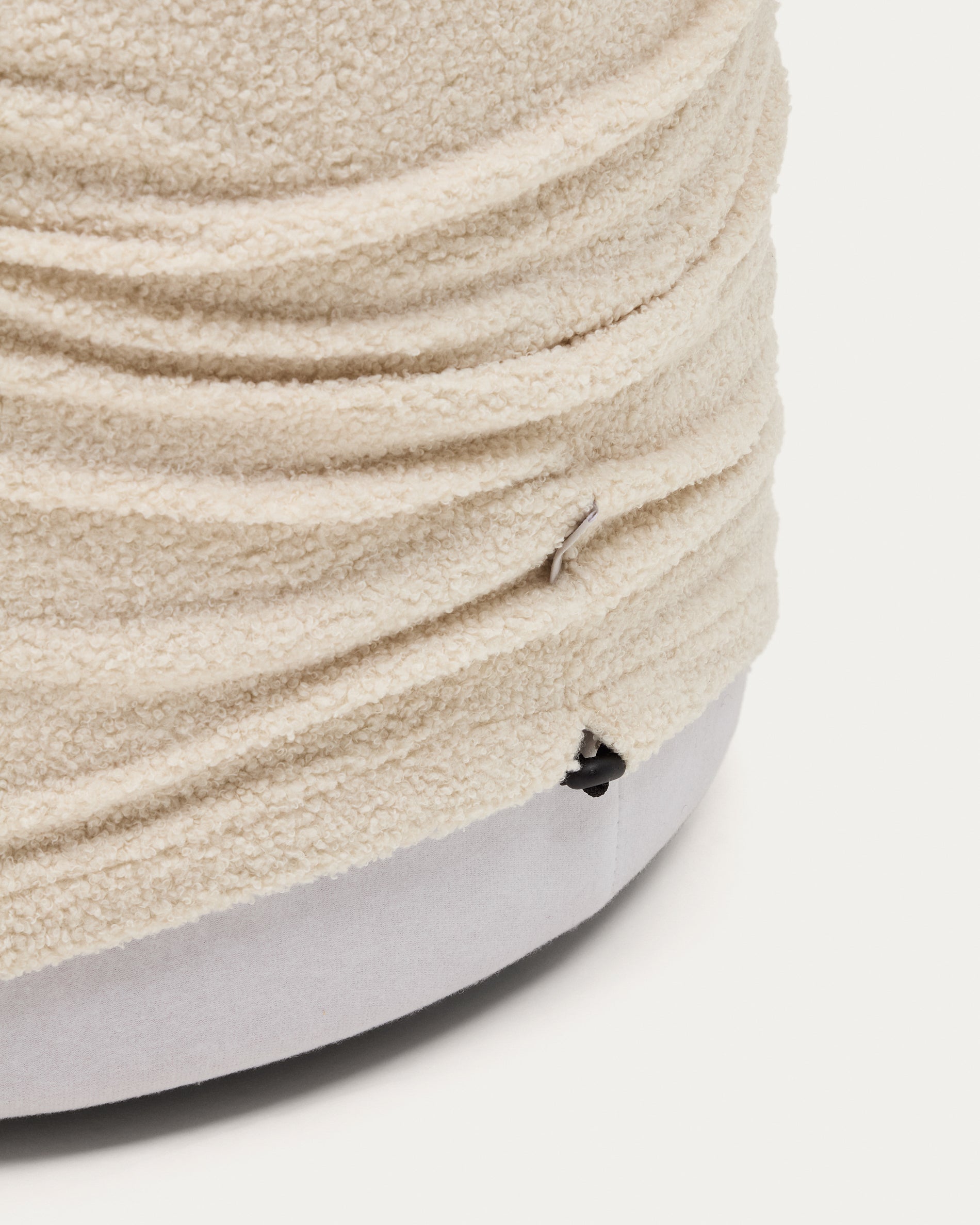 Kaeli footrest with removable cover in ecru bouclé Ø 60 cm - Detail