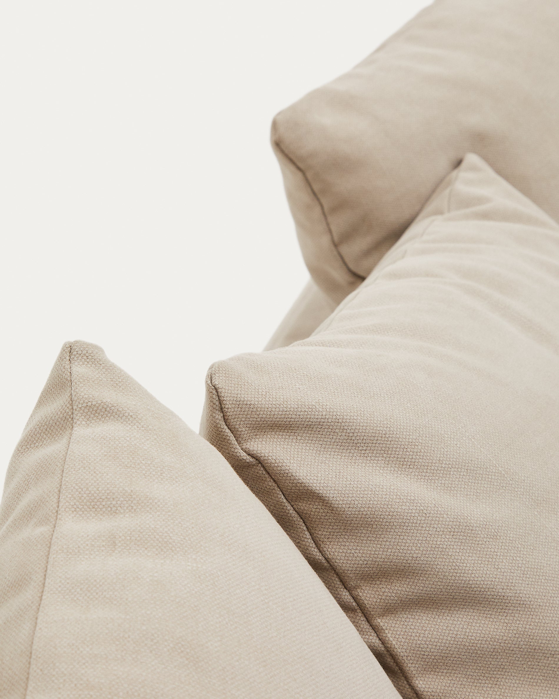 Nora 3-seater sofa with removable cover with linen and cotton cushions in taupe 240cm - Detail