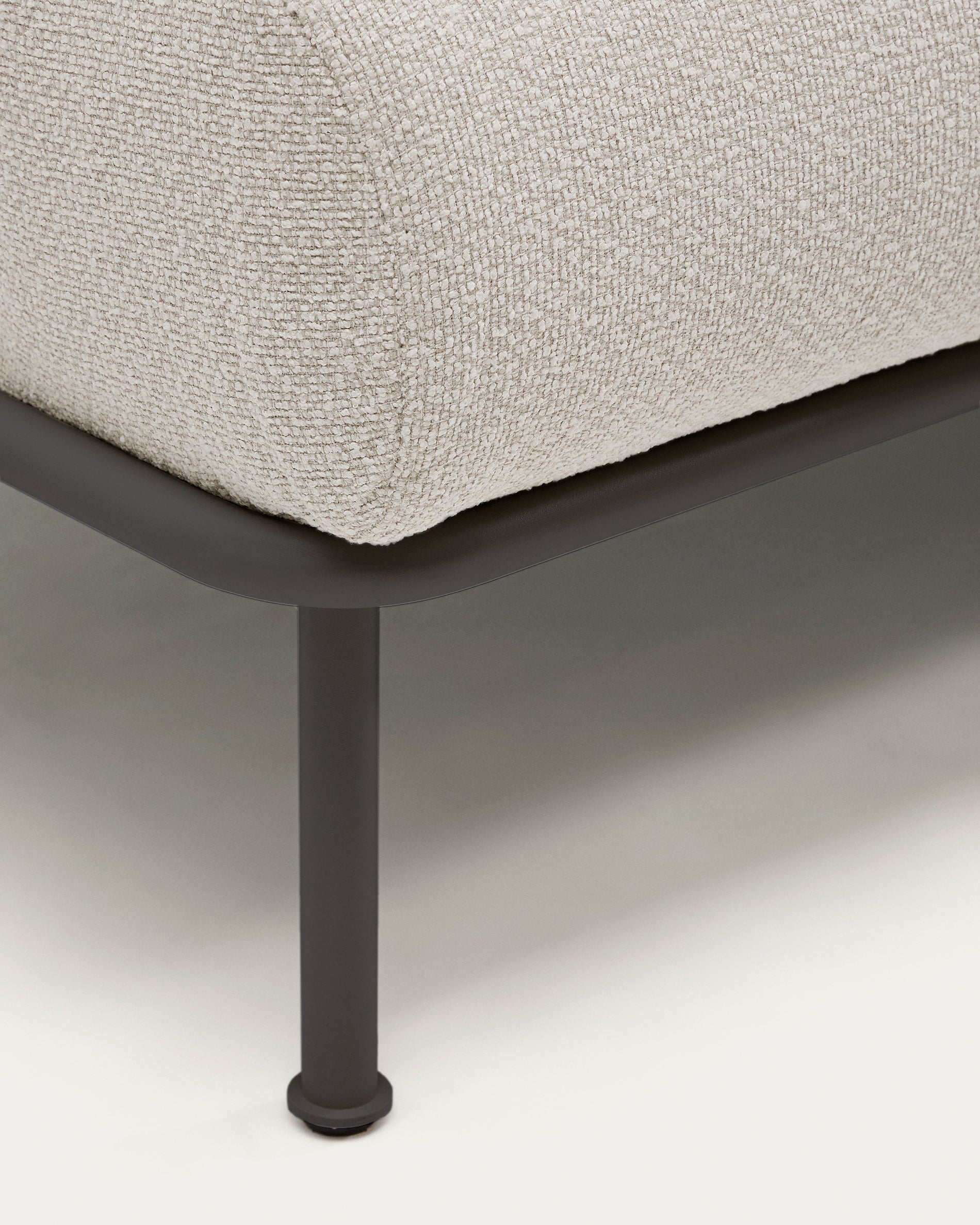 Aurum 2-seater sofa in ecru chenille with reclining headrest and matte grey metal base 214 cm FSC Mix Credit - Detail
