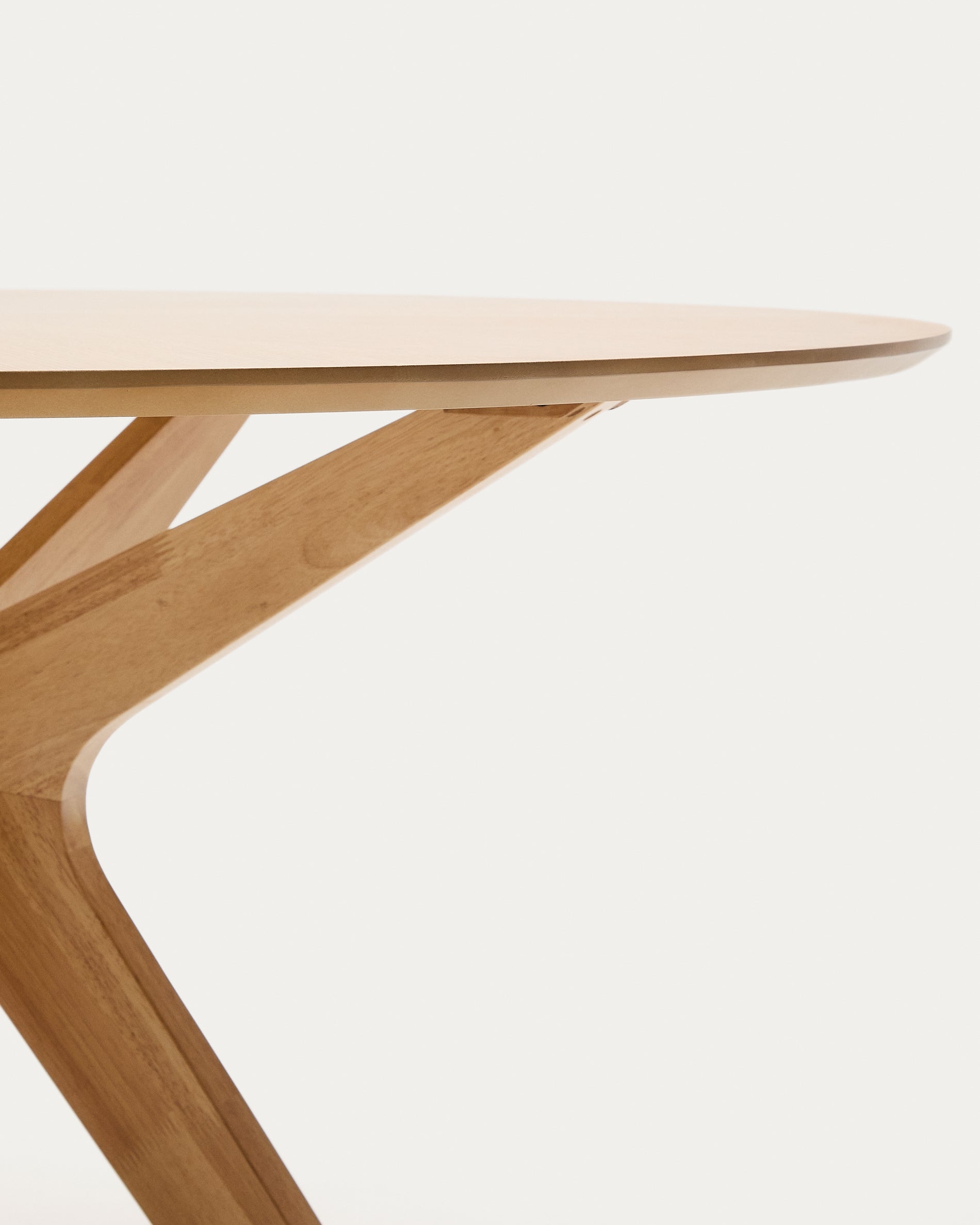 Naanim round table in oak veneer, Ø 120 cm - Detail