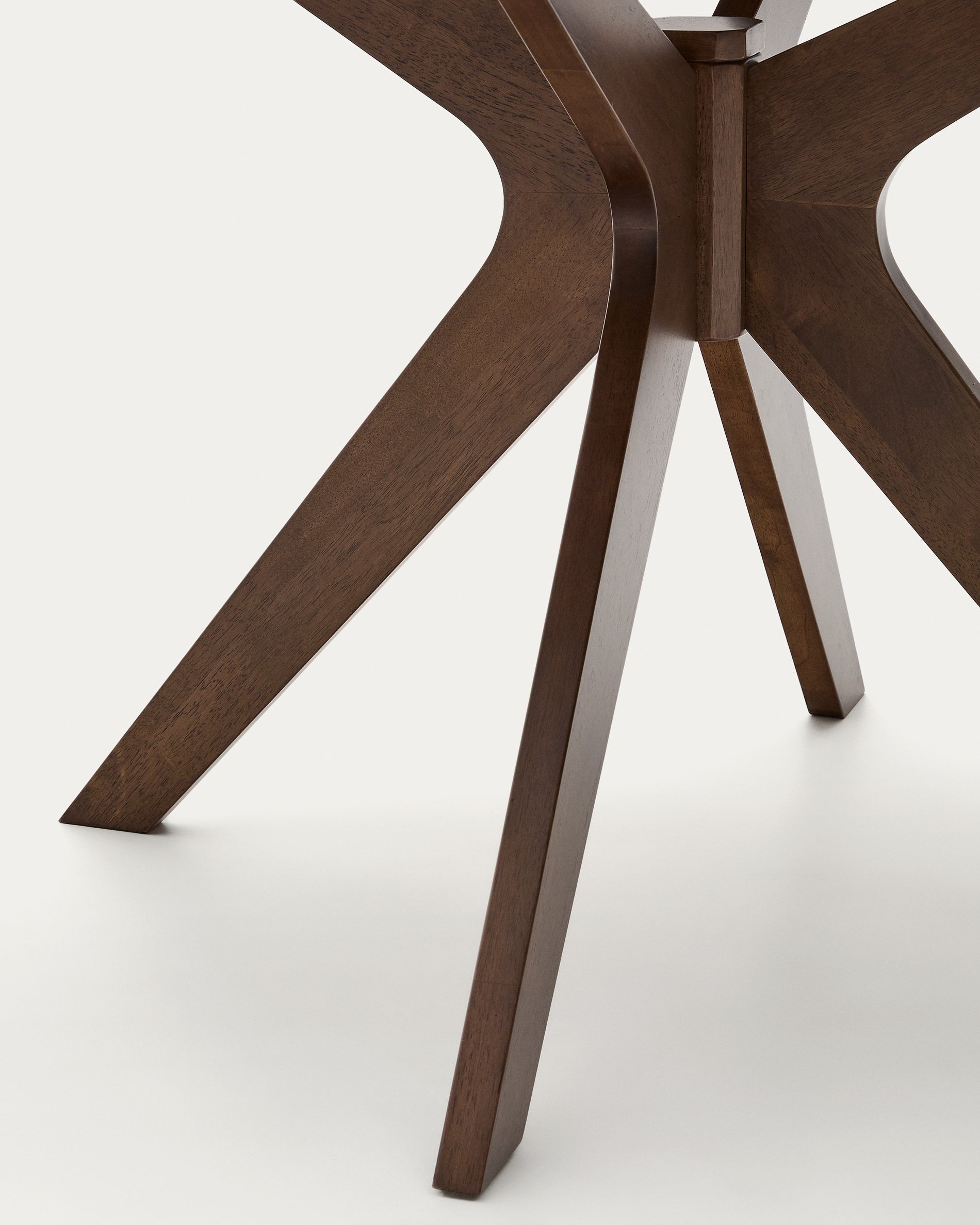 Naanim round table in walnut veneer, Ø 120 cm - Detail