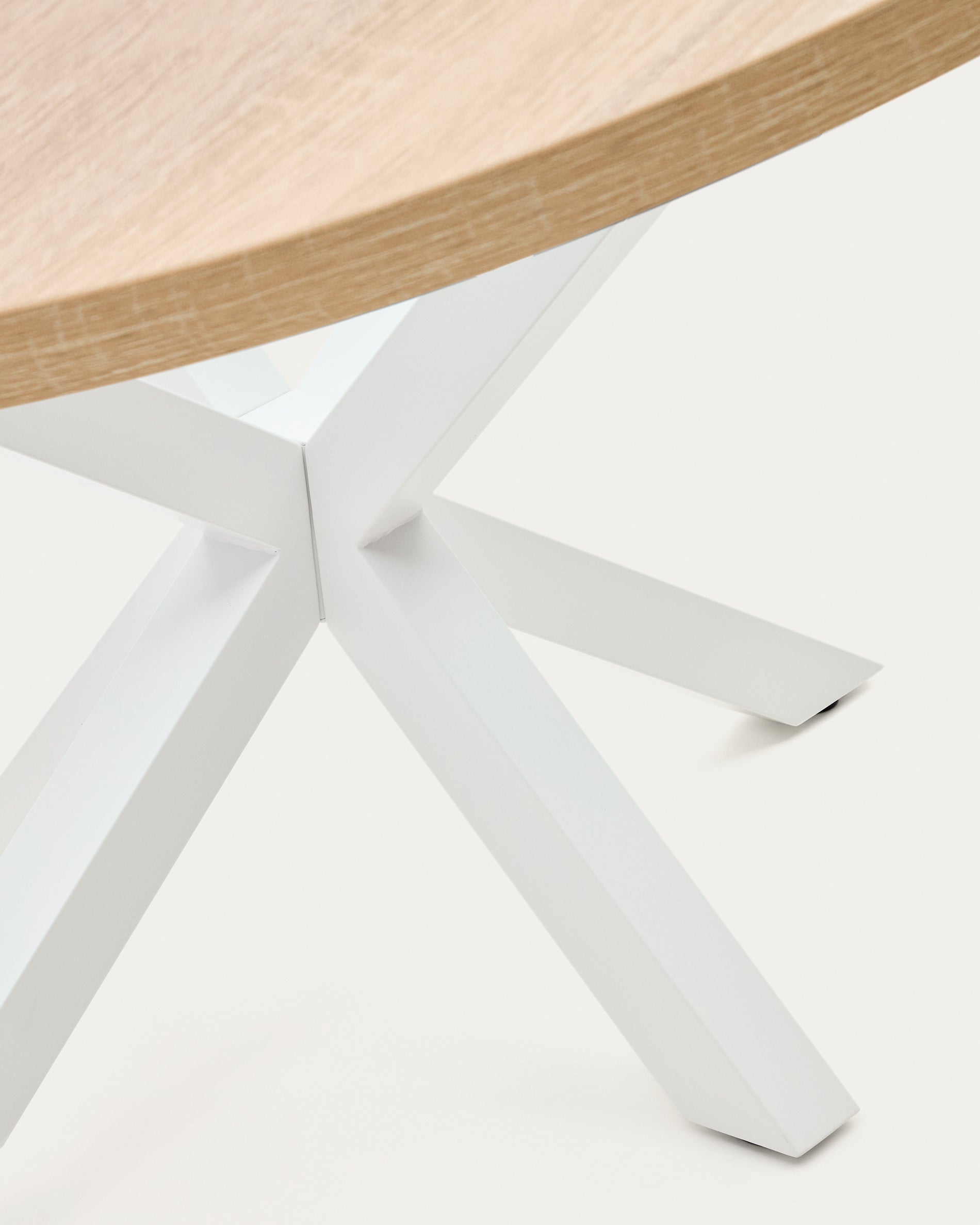 Argo round table with oak-effect melamine top and white-finished steel legs, Ø120 cm - Detail