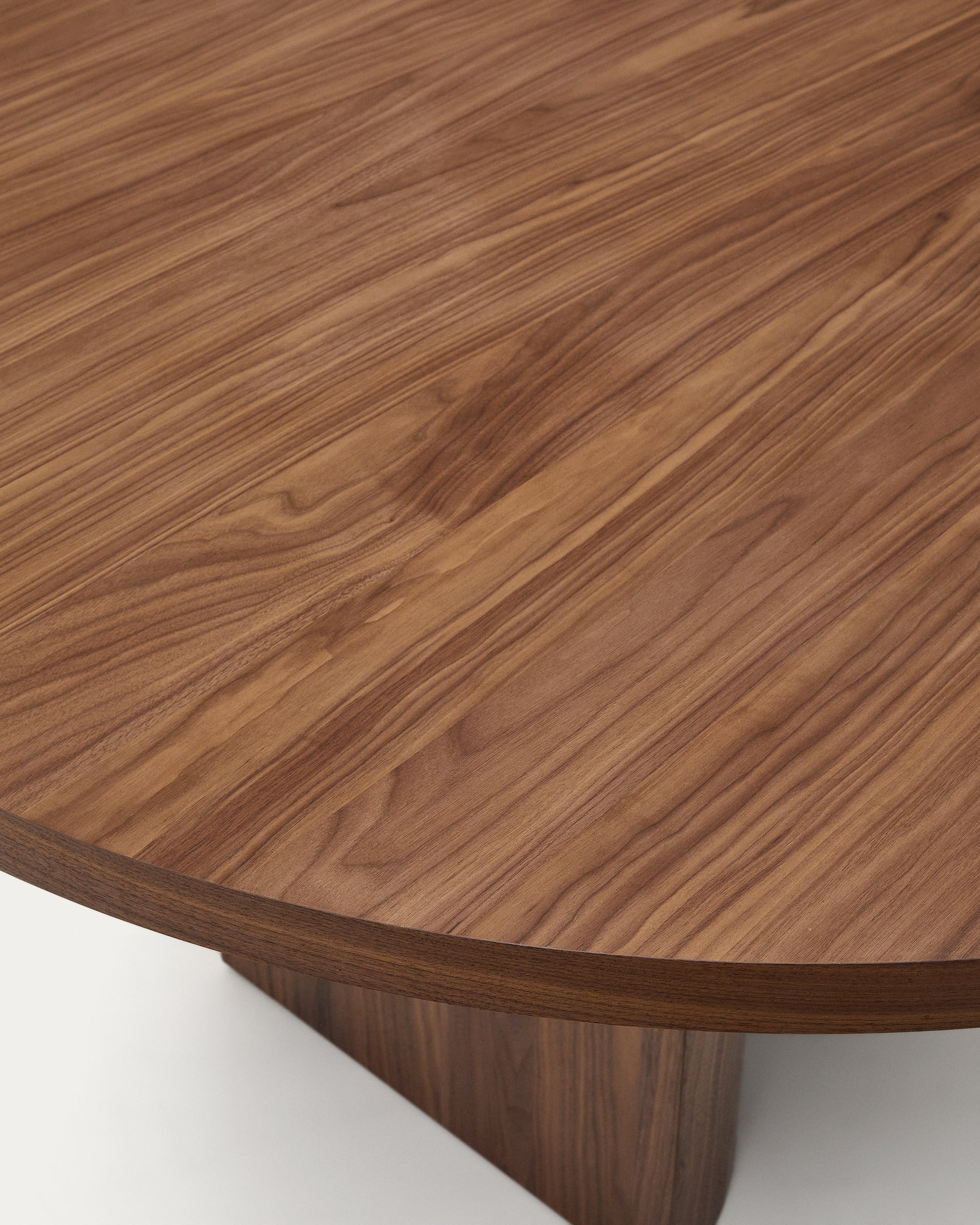 Nealy round table with a walnut veneer in a dark finish, Ø 150 cm - Detail