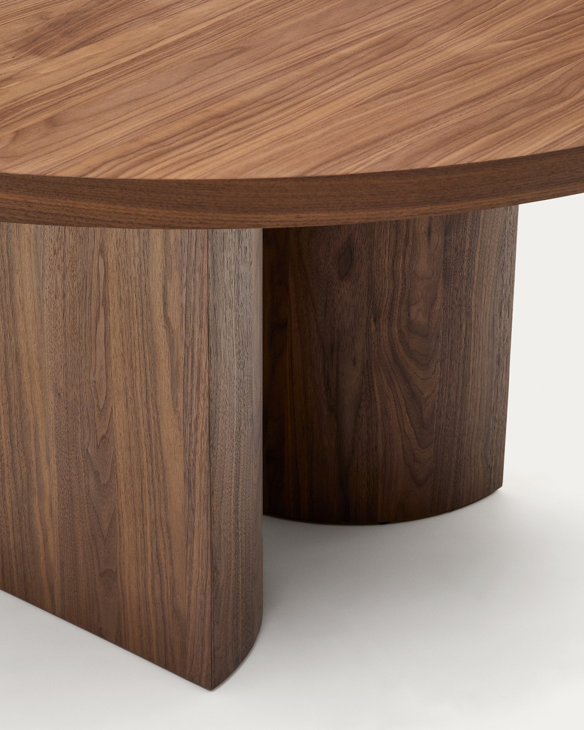 Nealy round table with a walnut veneer in a dark finish, Ø 150 cm - Detail