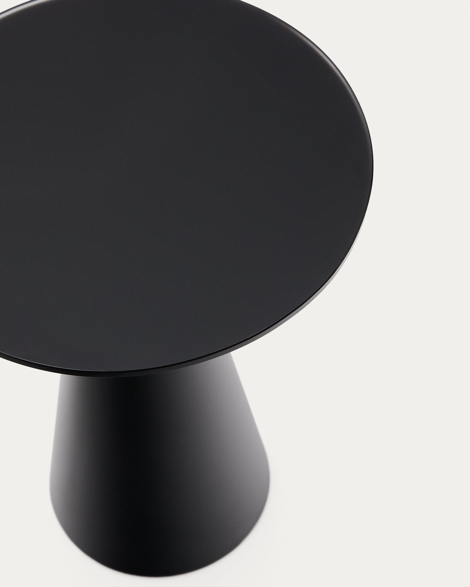 Wilshire side table with frosted tempered glass and steel with matt black painted finish Ø35cm - Detail