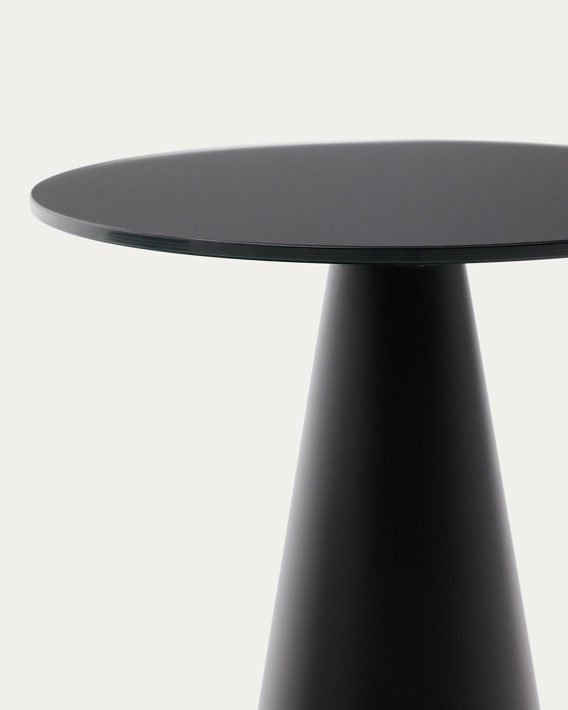 Wilshire side table with frosted tempered glass and steel with matt black painted finish Ø35cm - Detail