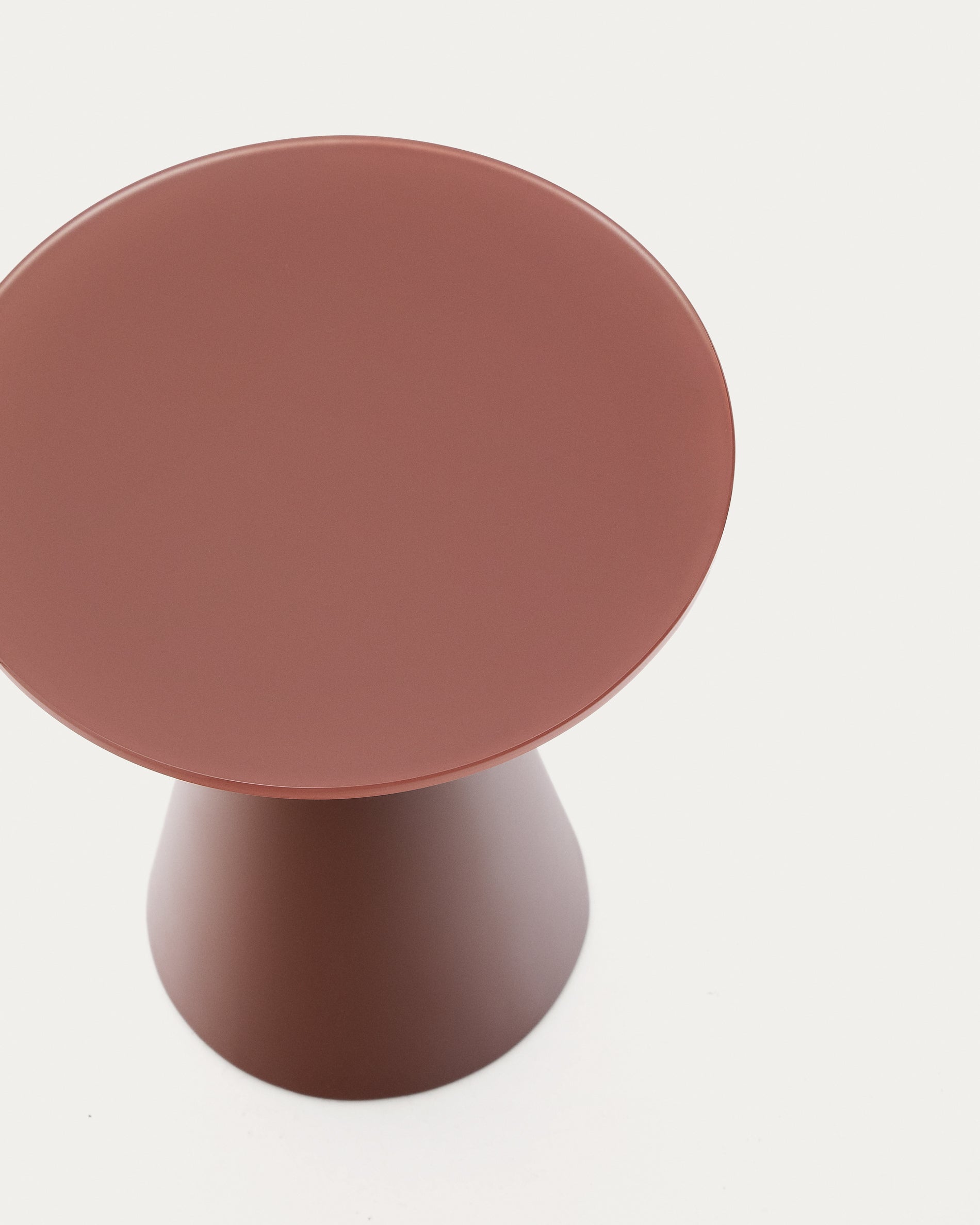 Wilshire side table with frosted tempered glass and matt terracotta painted steel finish Ø30cm - Detail