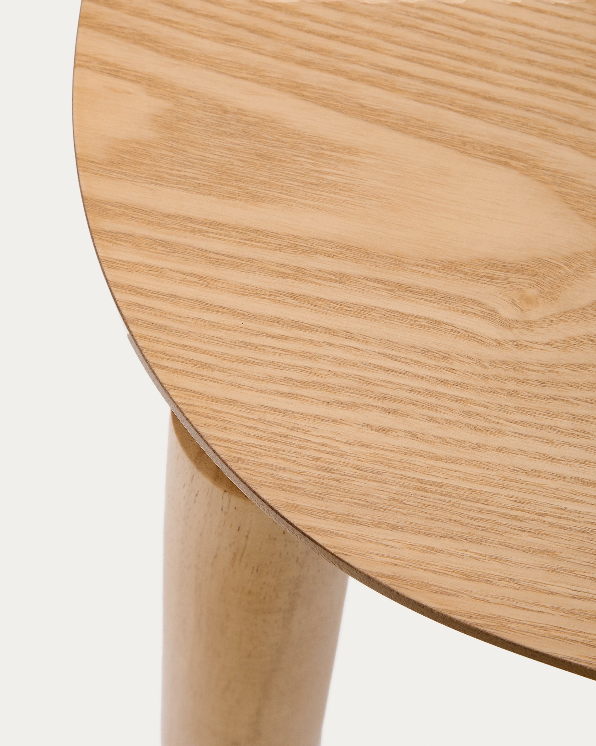 Indara square table in ash veneer with natural finish 100 x 100 cm - Detail