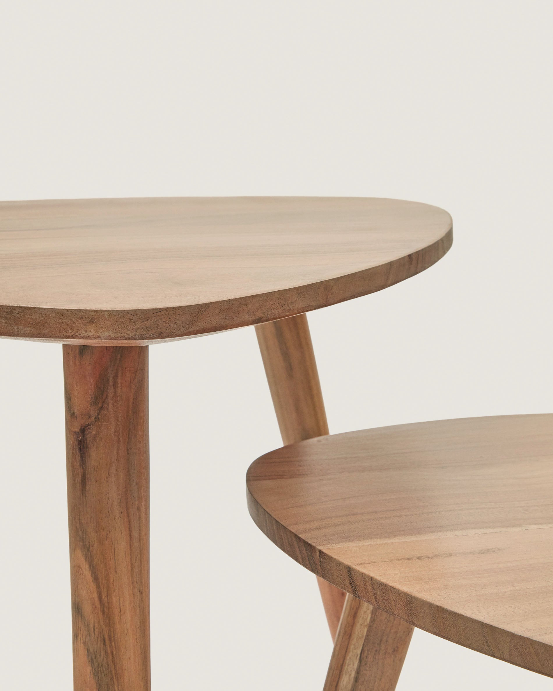 Duvani set of 2 side tables in solid acacia wood with bleached finish - Detail
