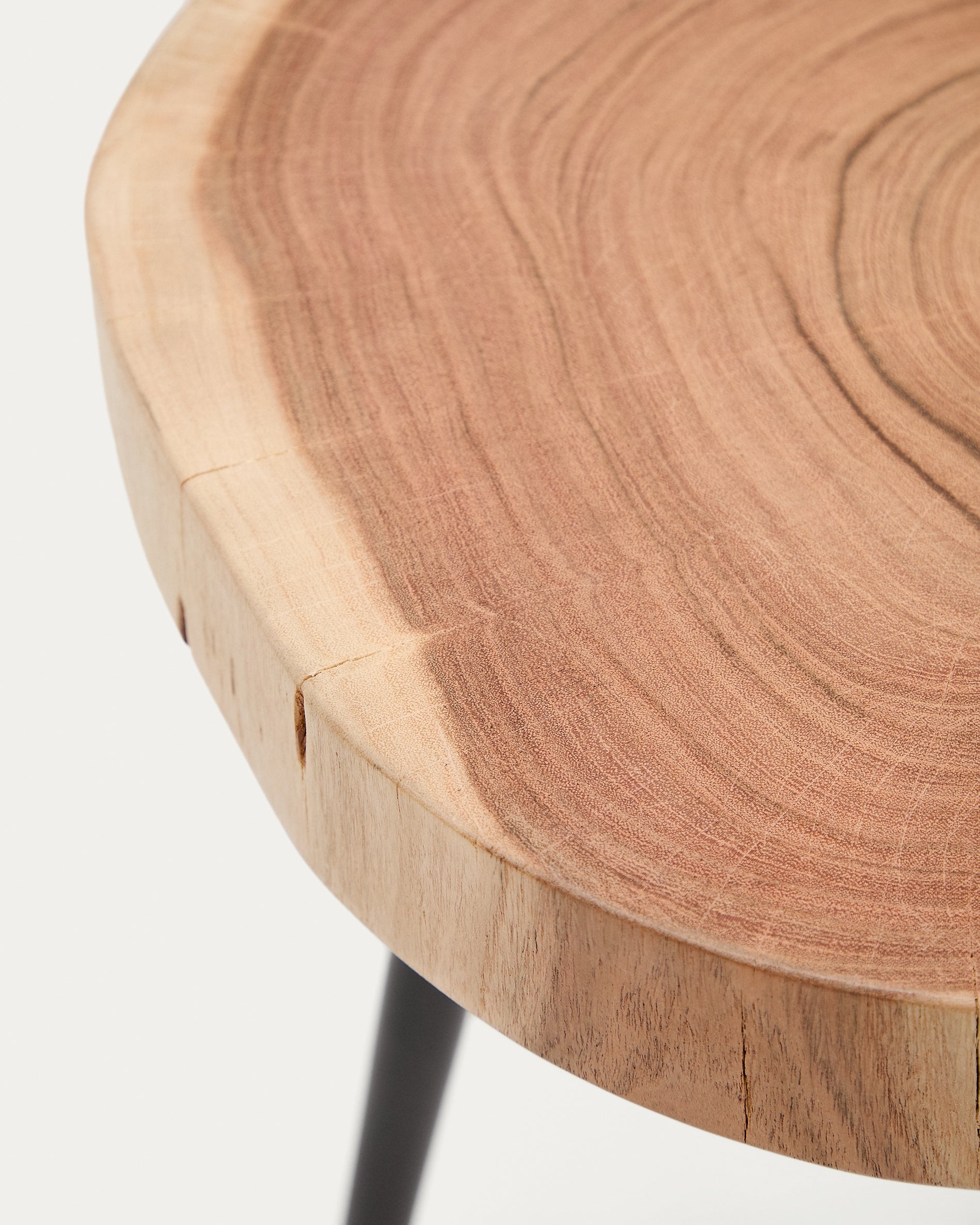Tanive side table in solid acacia wood with bleached finish and black steel legs Ø35cm - Detail
