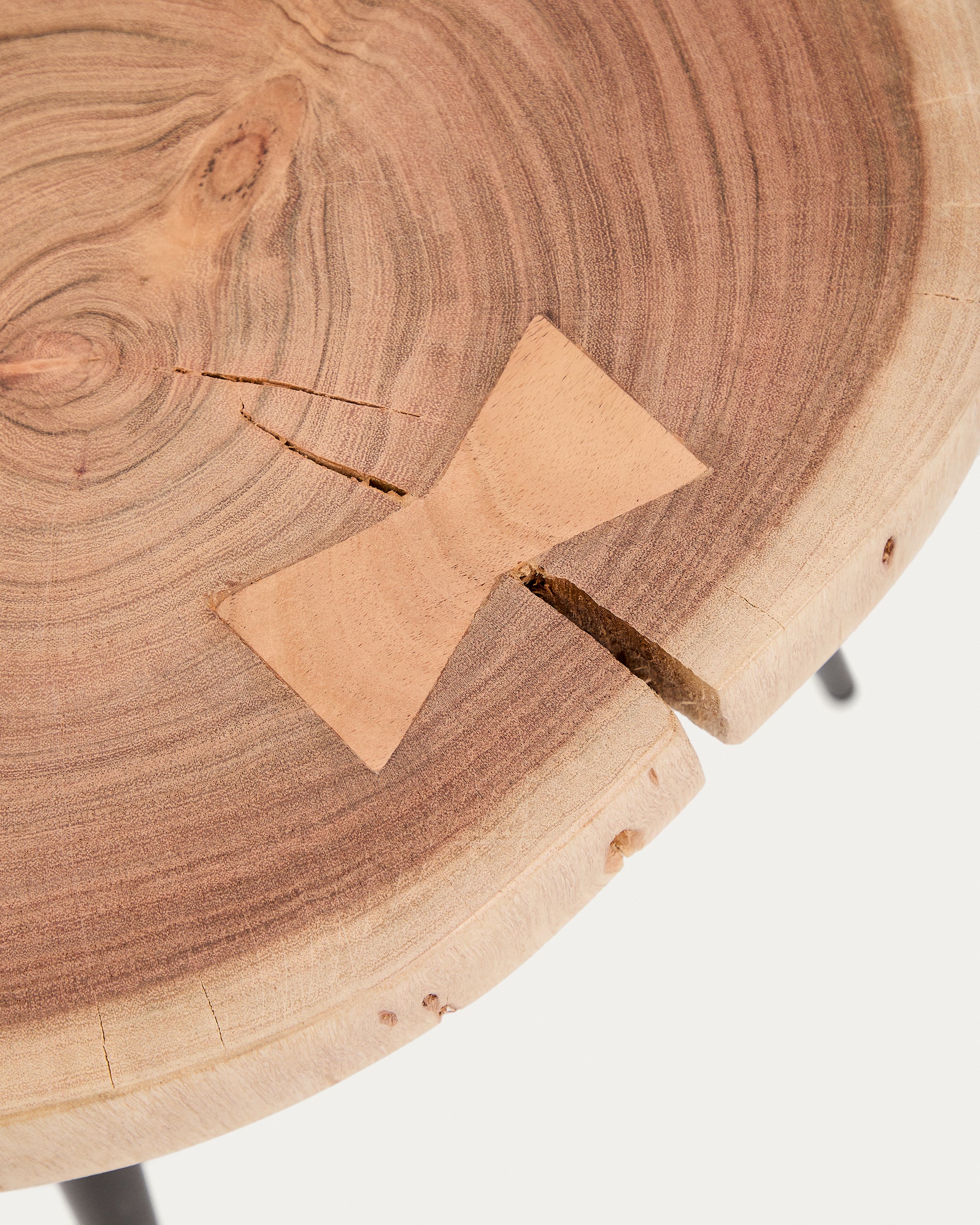 Tanive side table in solid acacia wood with bleached finish and black steel legs Ø35cm - Detail