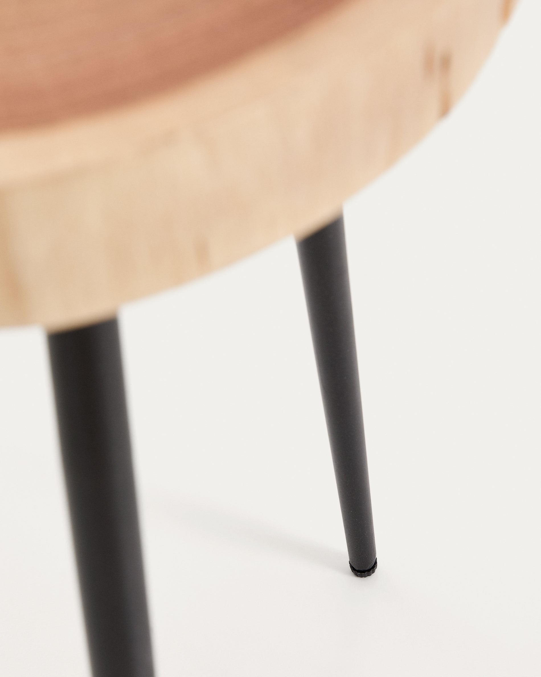 Tanive side table in solid acacia wood with bleached finish and black steel legs Ø35cm - Detail