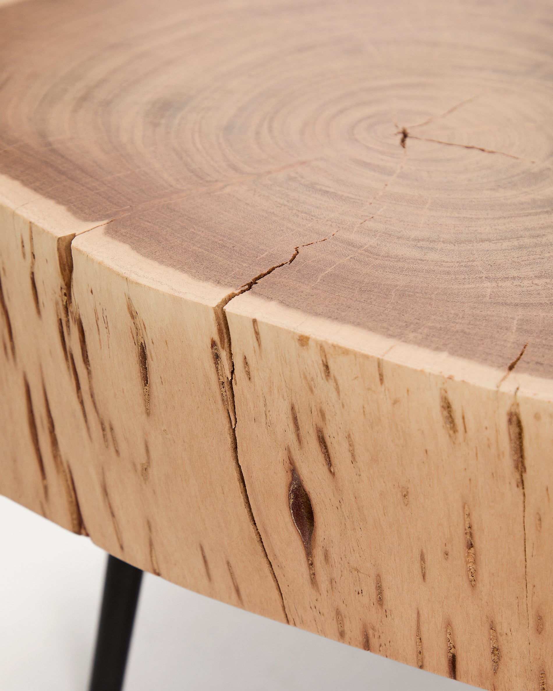 Tavine coffee table in solid acacia wood with bleached finish and black steel legs Ø49cm - Detail