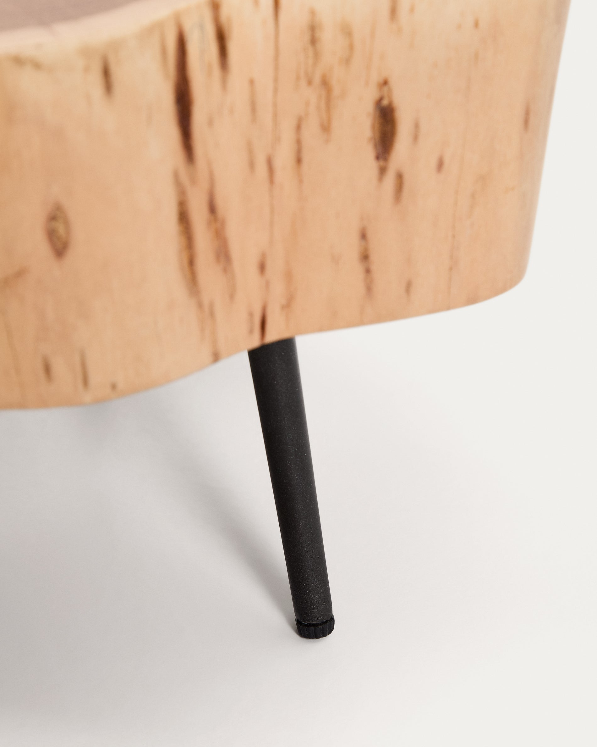 Tavine coffee table in solid acacia wood with bleached finish and black steel legs Ø49cm - Detail