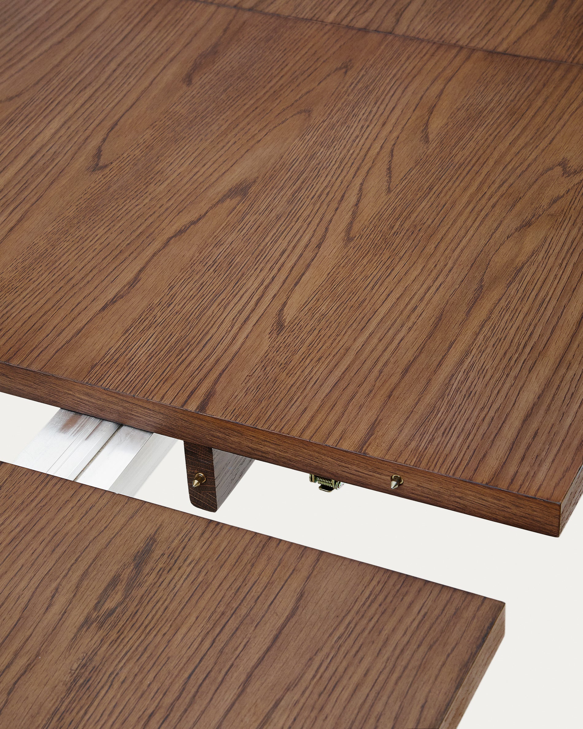 Arlen extendable table in solid oak wood and veneer with a walnut finish 200(250) 95 cm FSC Mix Credit - Detail