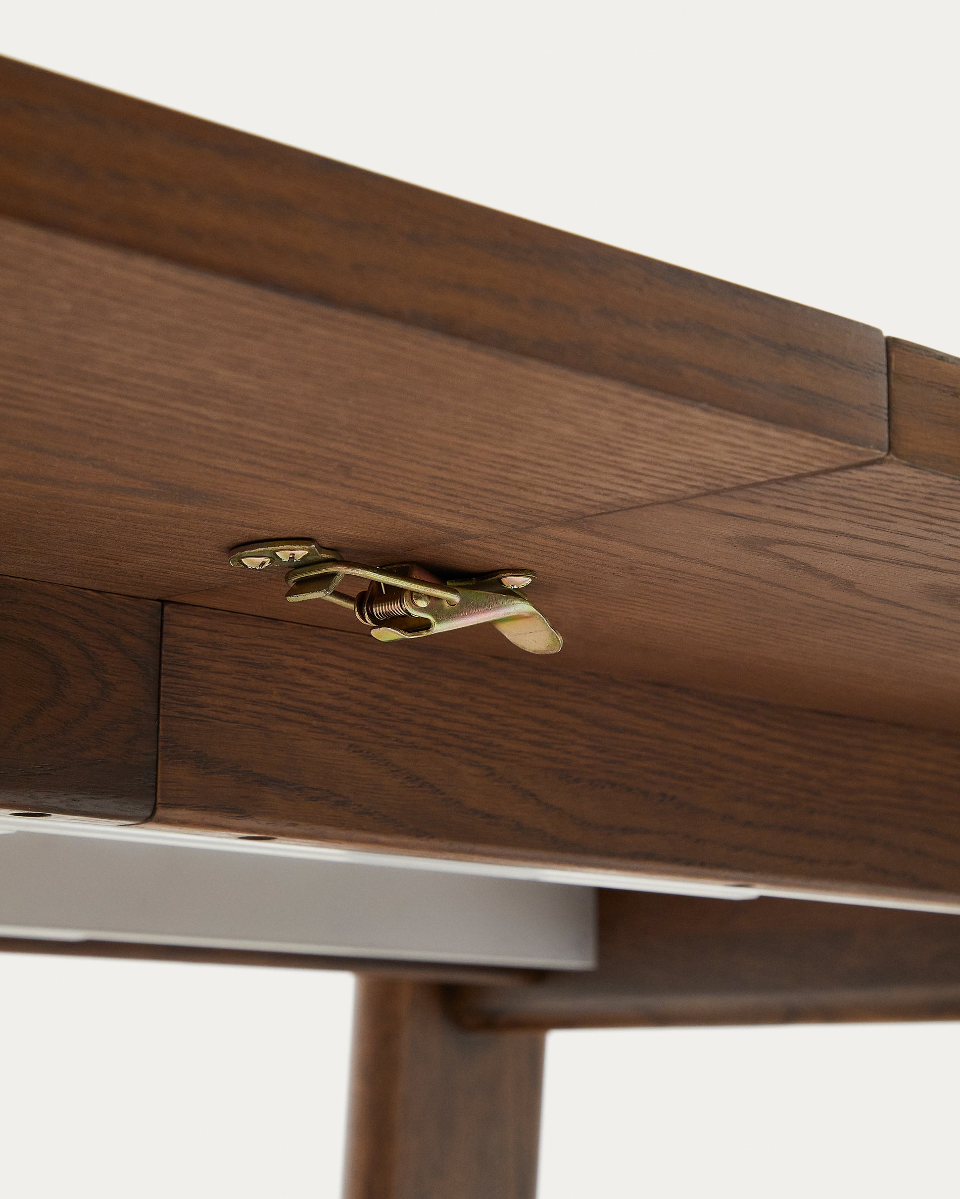 Arlen extendable table in solid oak wood and veneer with a walnut finish 200(250) 95 cm FSC Mix Credit - Detail