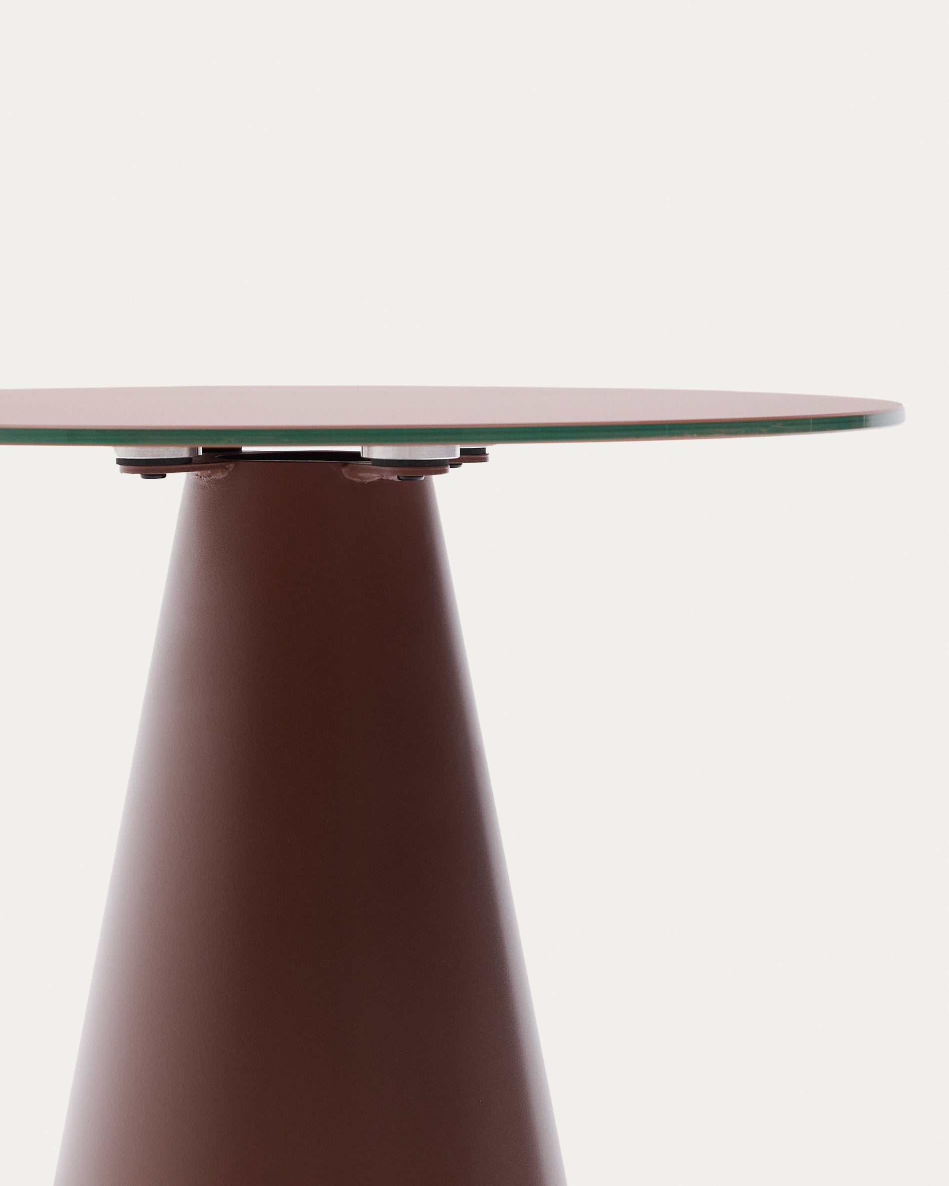 Wilshire side table with frosted tempered glass and matt terracotta painted steel finish Ø50cm - Detail