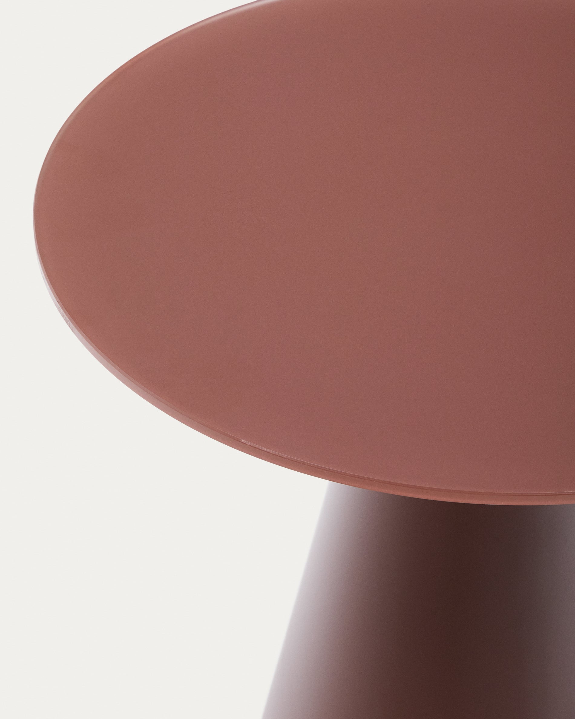 Wilshire side table with frosted tempered glass and matt terracotta painted steel finish Ø50cm - Detail