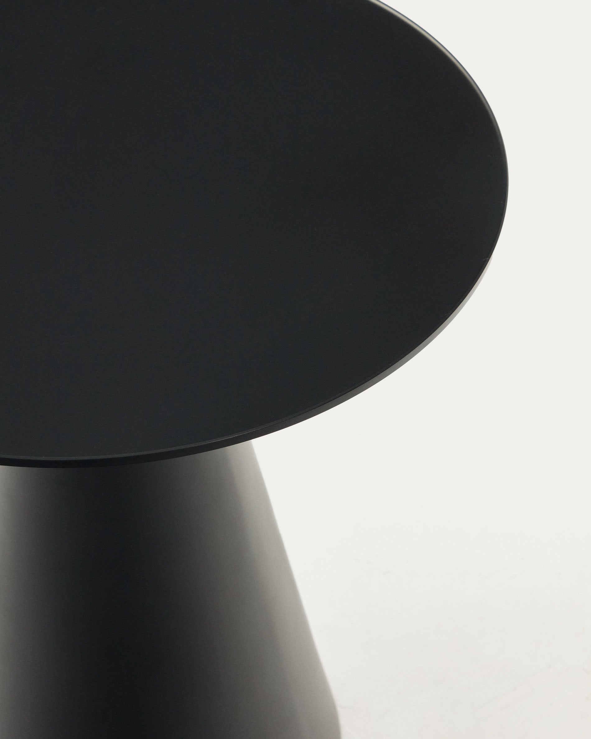Wilshire tempered glass and metal side table with a black finish, Ø 50 cm - Detail