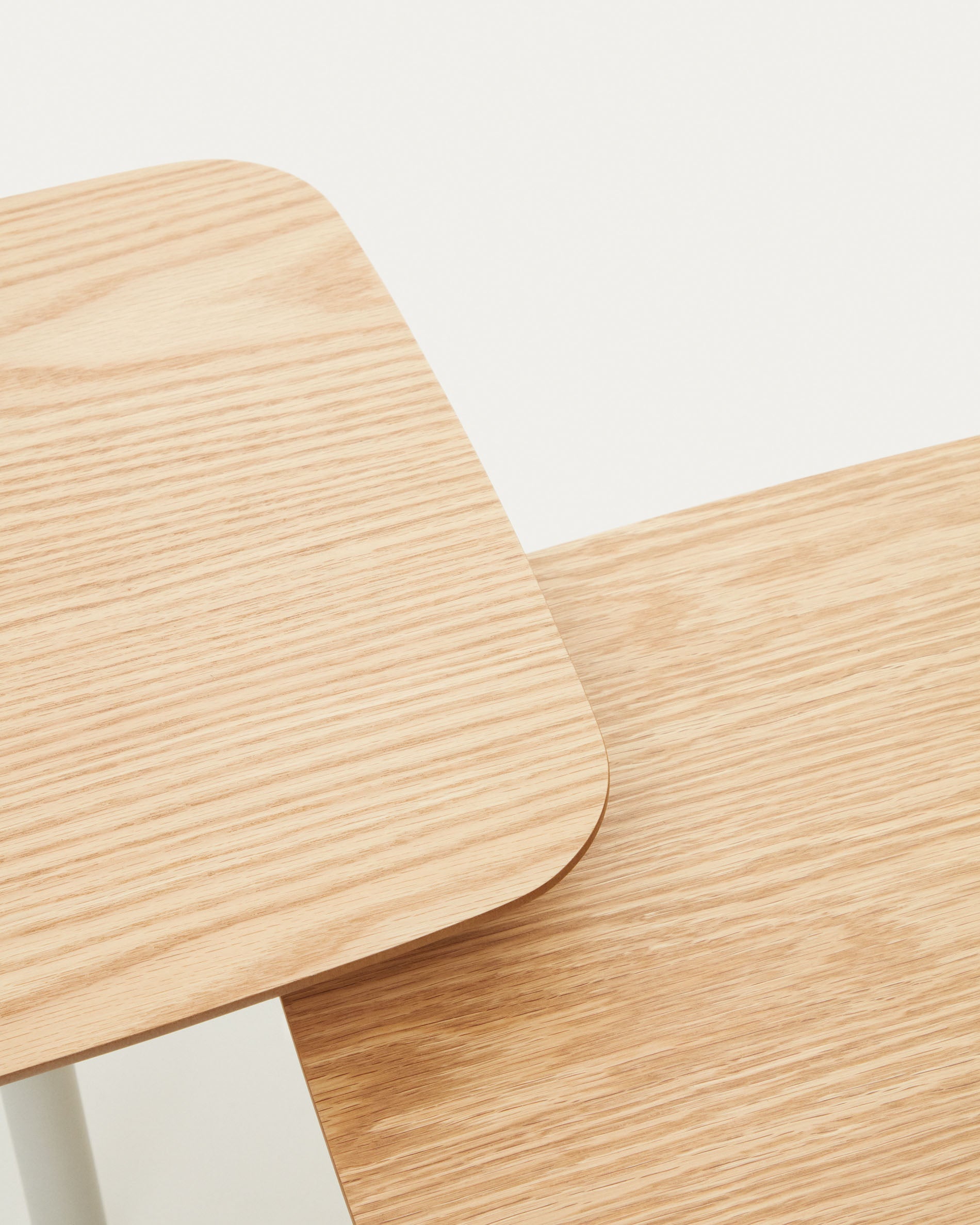 Watse set of 2 side tables in oak wood veneer and matte white metal - Detail