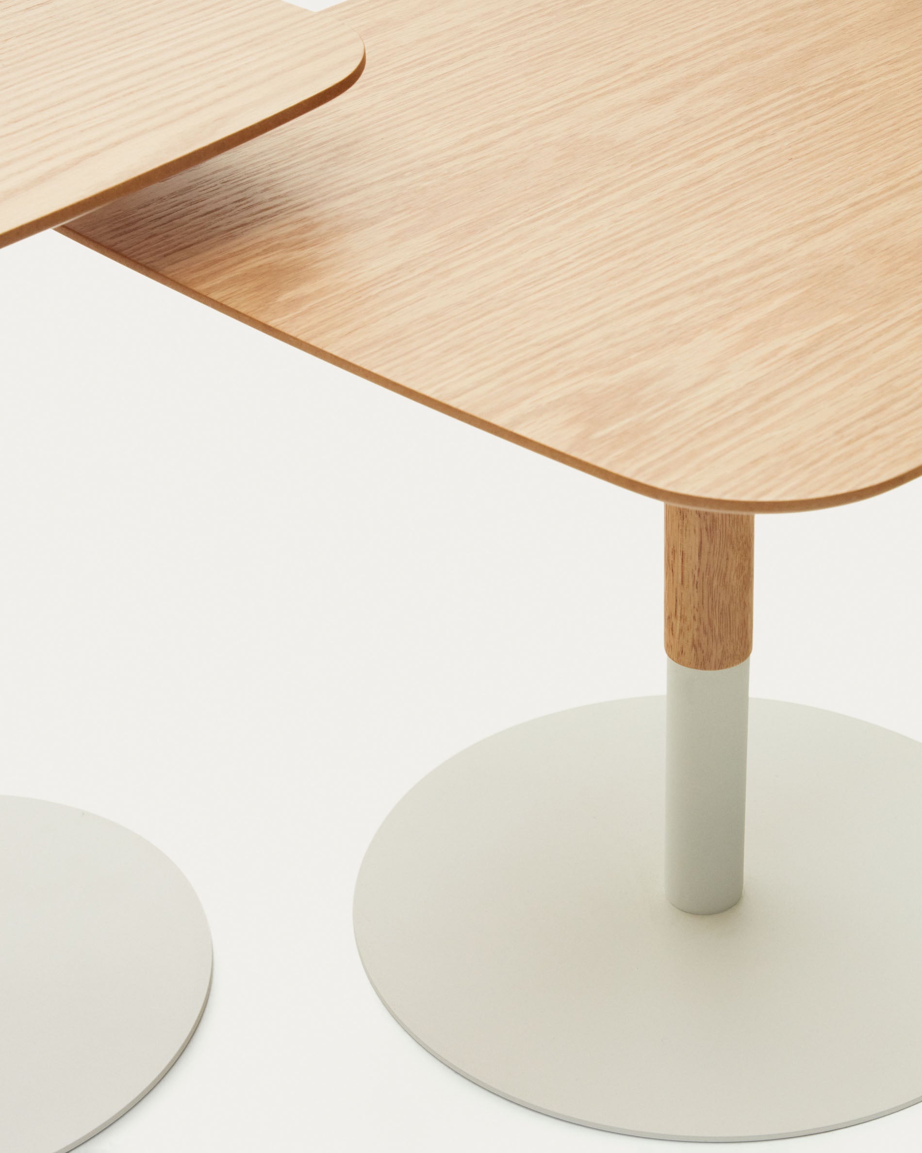 Watse set of 2 side tables in oak wood veneer and matte white metal - Detail
