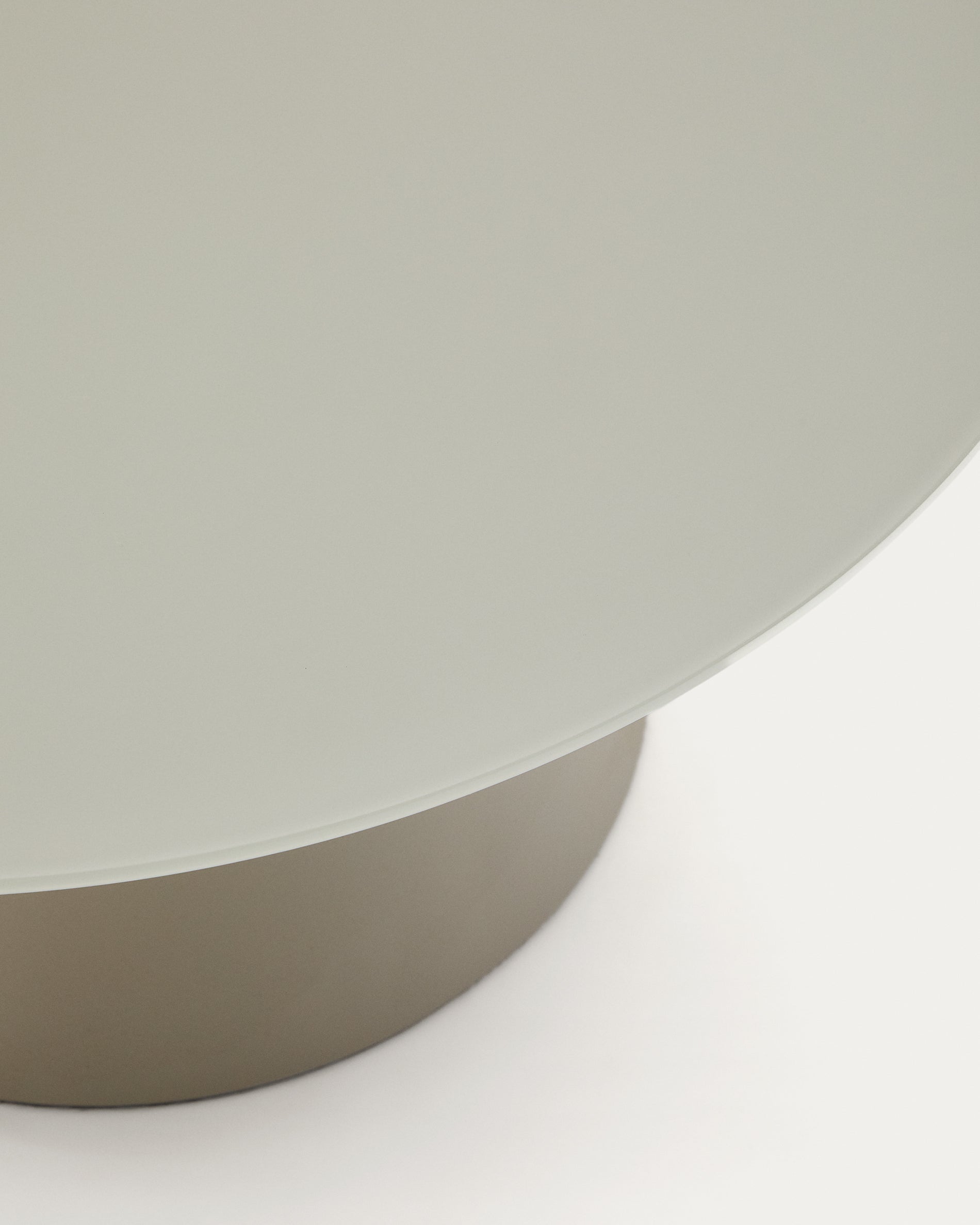 Wilshire tempered glass and metal coffee table with a matte grey finish, Ø 80 cm - Detail