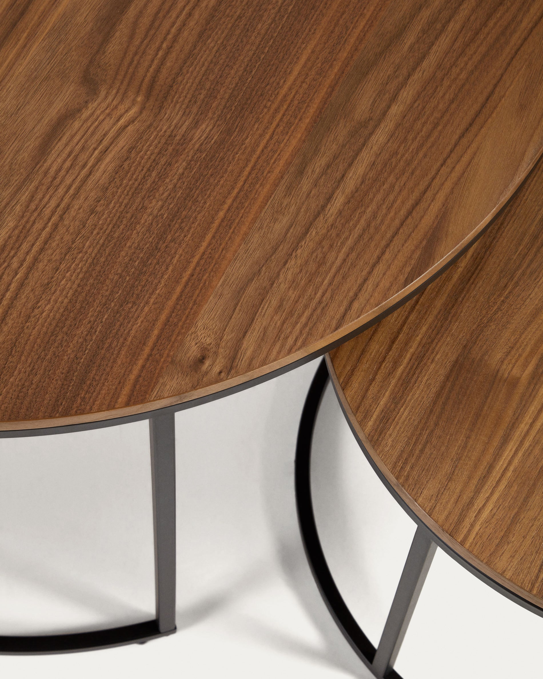 Yoana set of 2 nesting side tables with walnut veneer and black metal, Ø 80 cm / Ø 50 cm - Detail