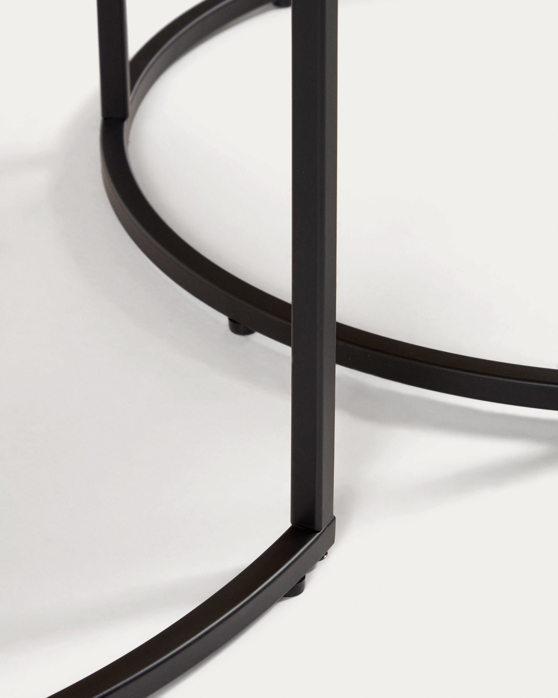 Yoana set of 2 nesting side tables with walnut veneer and black metal, Ø 80 cm / Ø 50 cm - Detail
