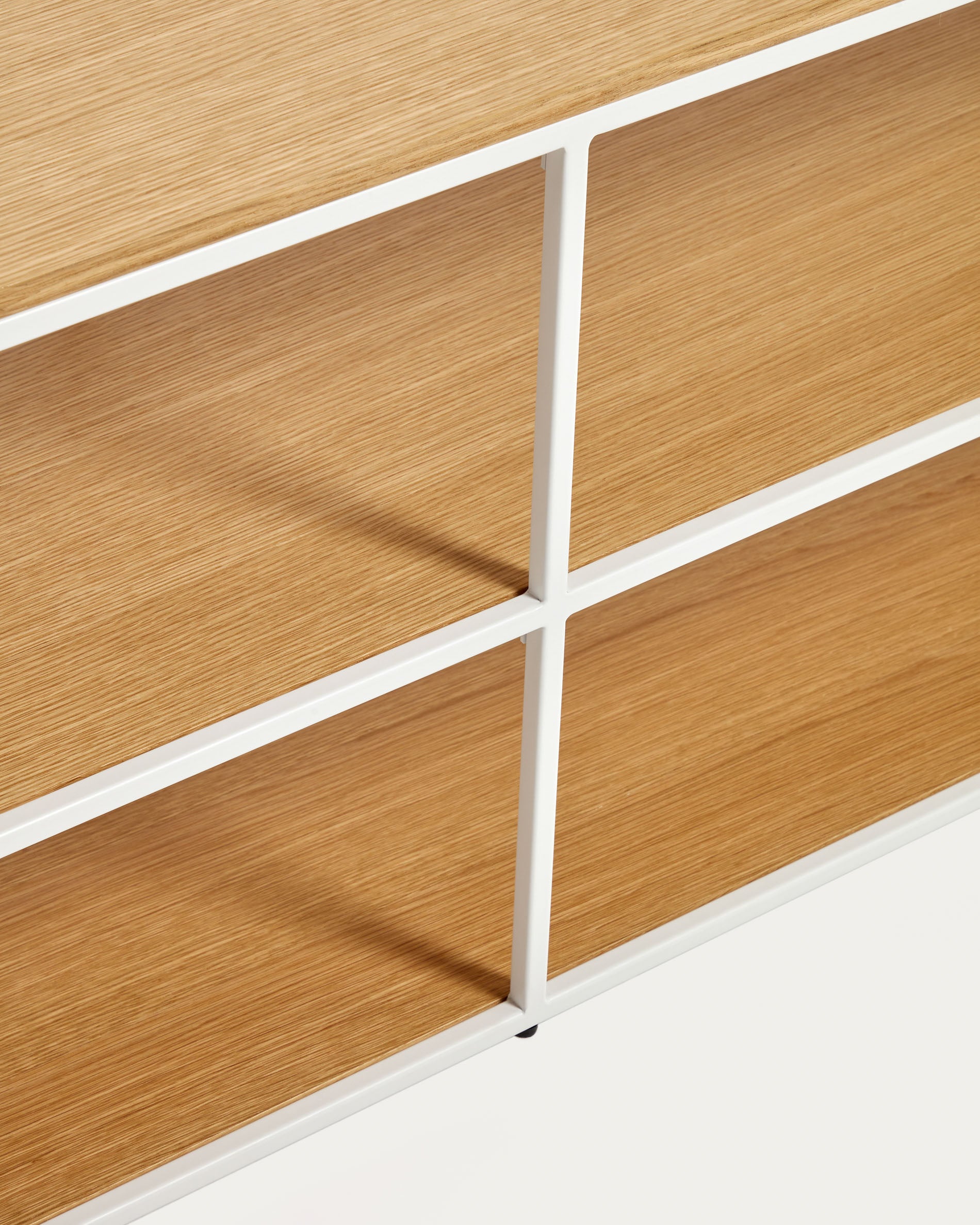 Yoana TV stand with oak veneer and painted white metal structure, 160 x 40 cm - Detail