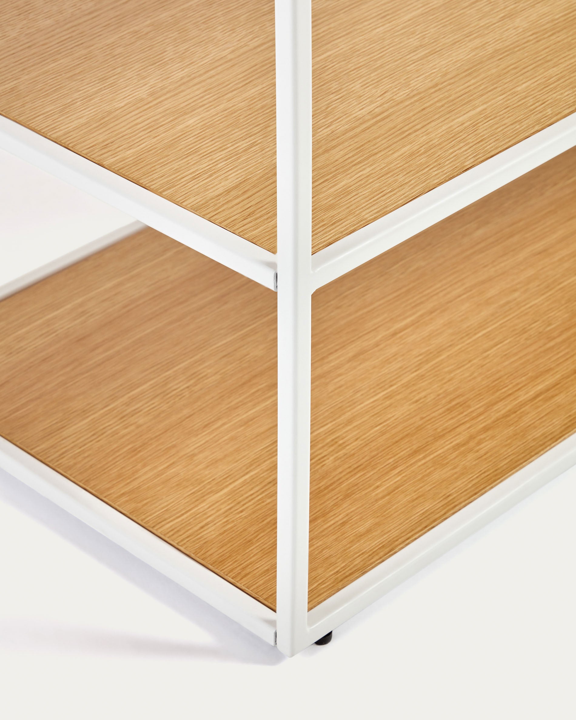 Yoana TV stand with oak veneer and painted white metal structure, 160 x 40 cm - Detail