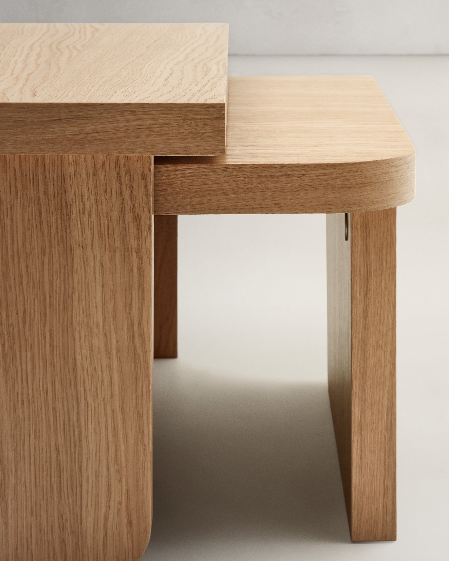 Oaq set of 2 coffee tables in oak wood veneer with natural finish FSC Mix Credit - Detail