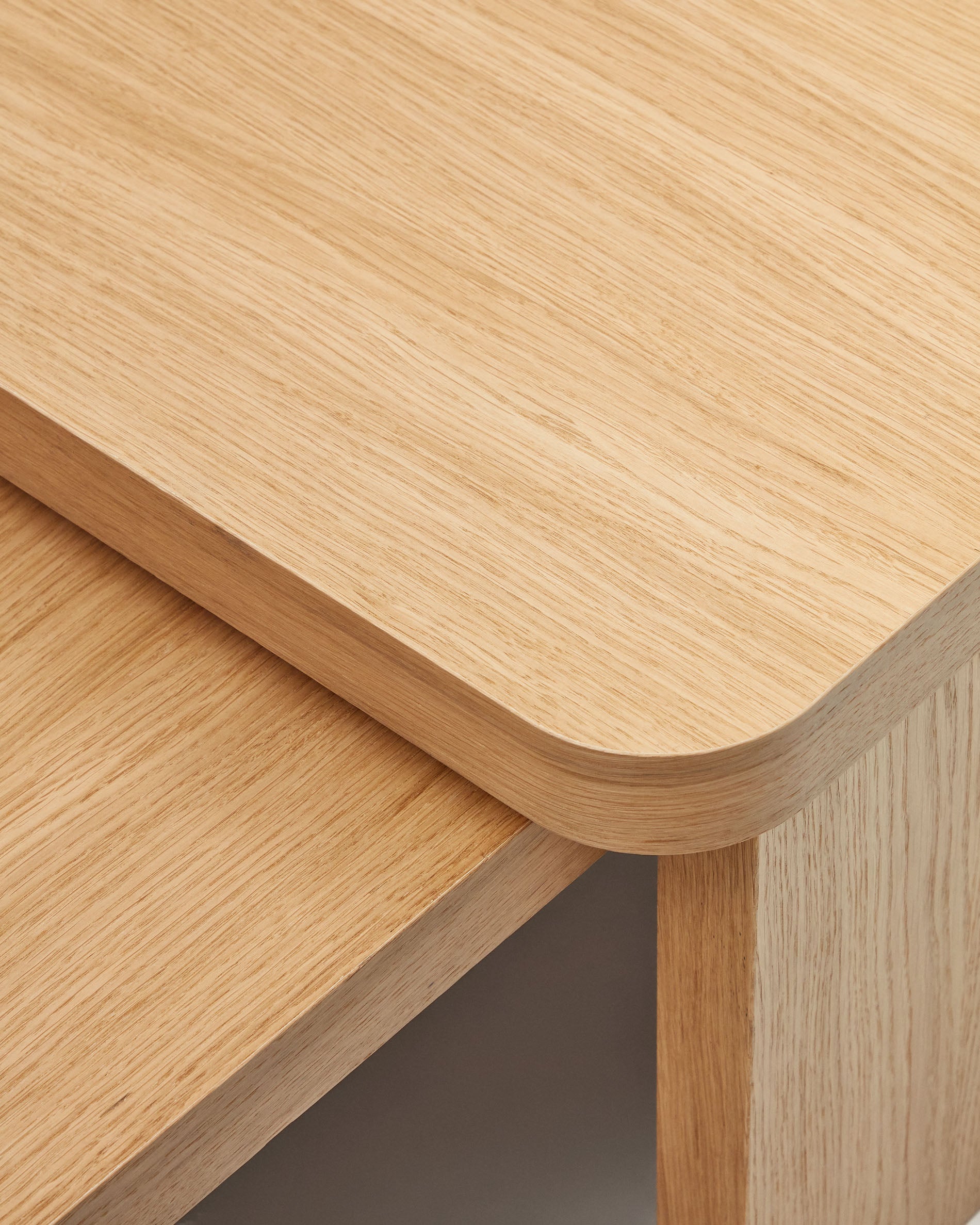 Oaq set of 2 coffee tables in oak wood veneer with natural finish FSC Mix Credit - Detail