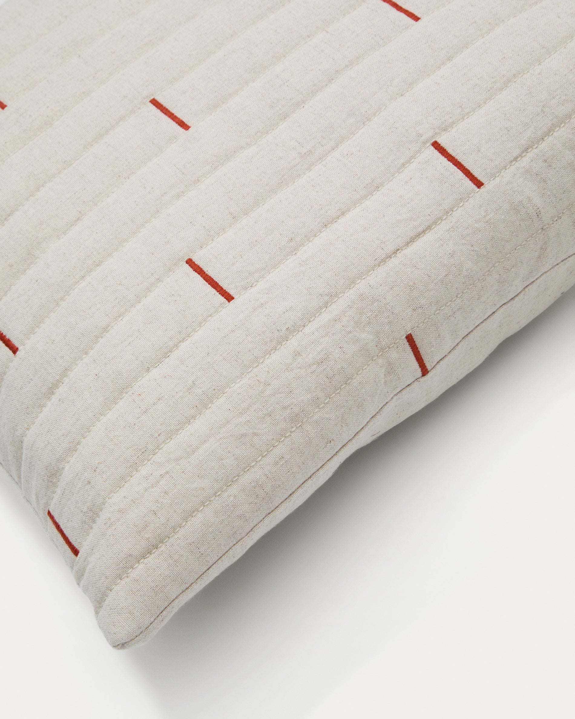 Blaina cushion cover in white linen with a red embroidery feature, 45 x 45 cm - Detail