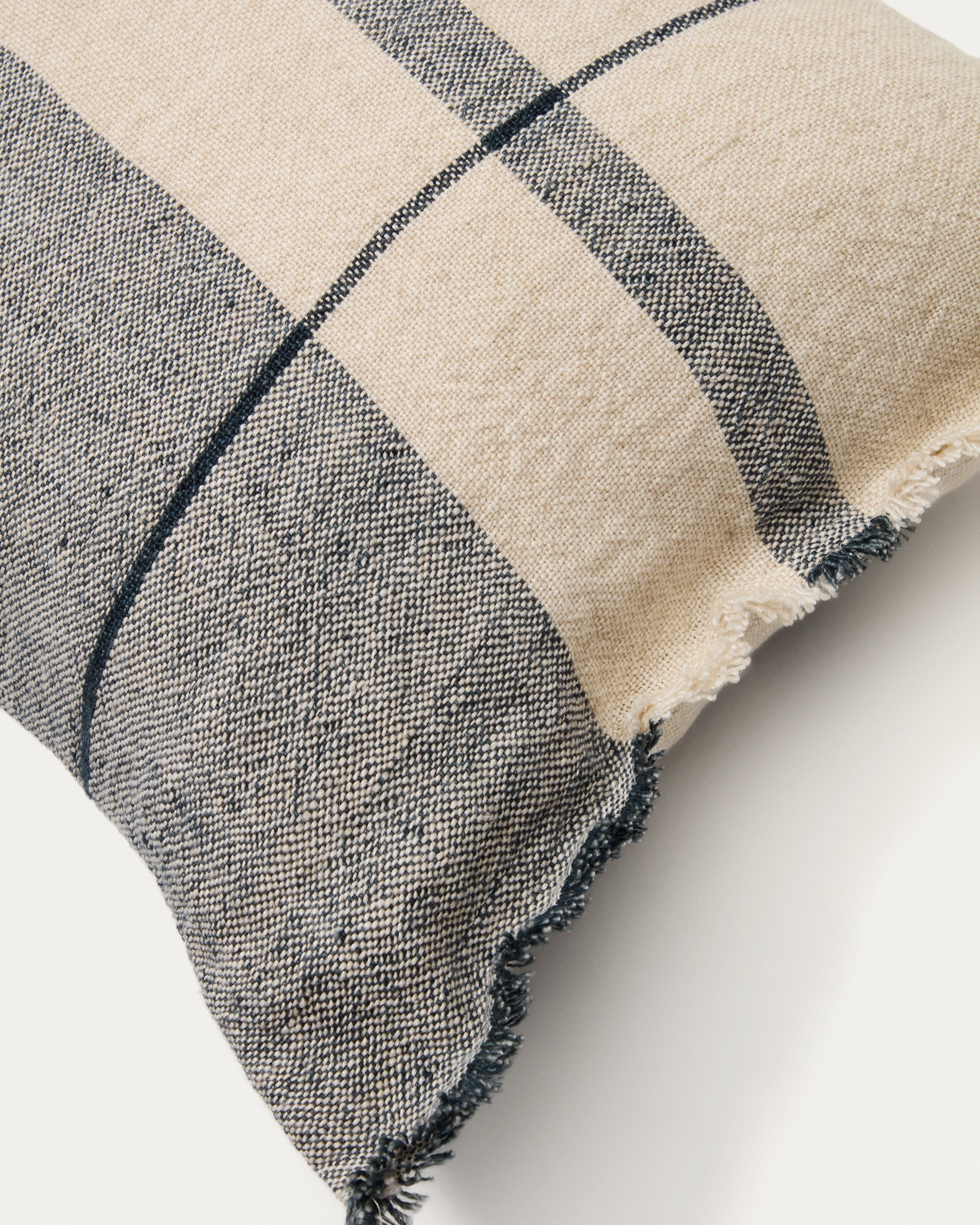 Eron beige and blue checked linen cushion cover with fringing 40 x 60cm - Detail