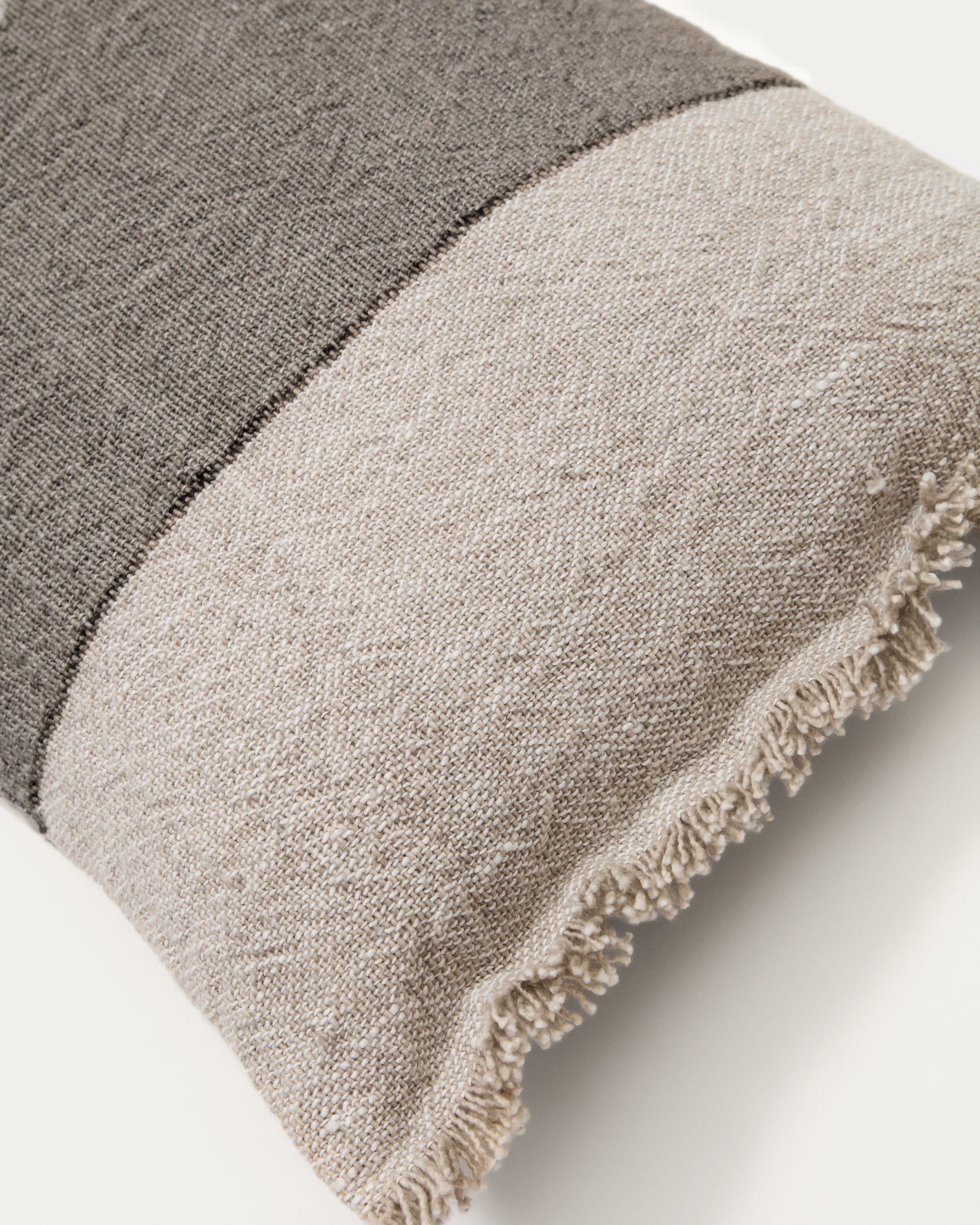 Lorin green linen and cotton cushion cover with fringing 30 x 50cm - Detail