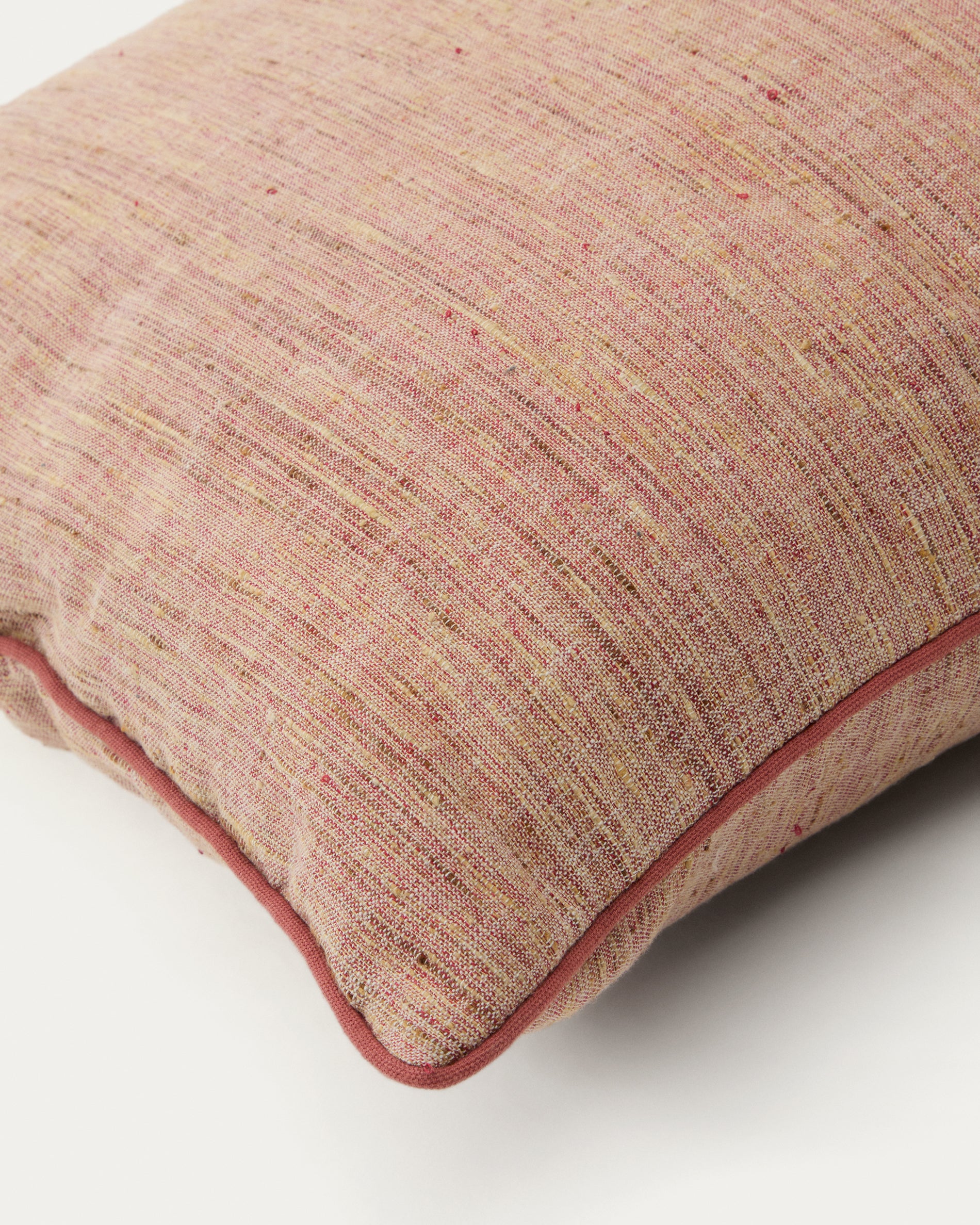 Aleos pink cushion cover in melange fabric with contrasting trim 45 x 45cm - Detail