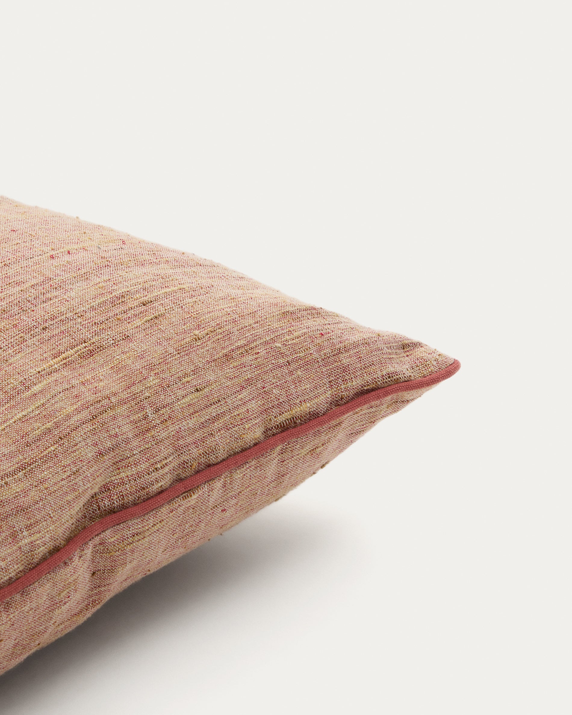 Aleos pink cushion cover in melange fabric with contrasting trim 45 x 45cm - Detail