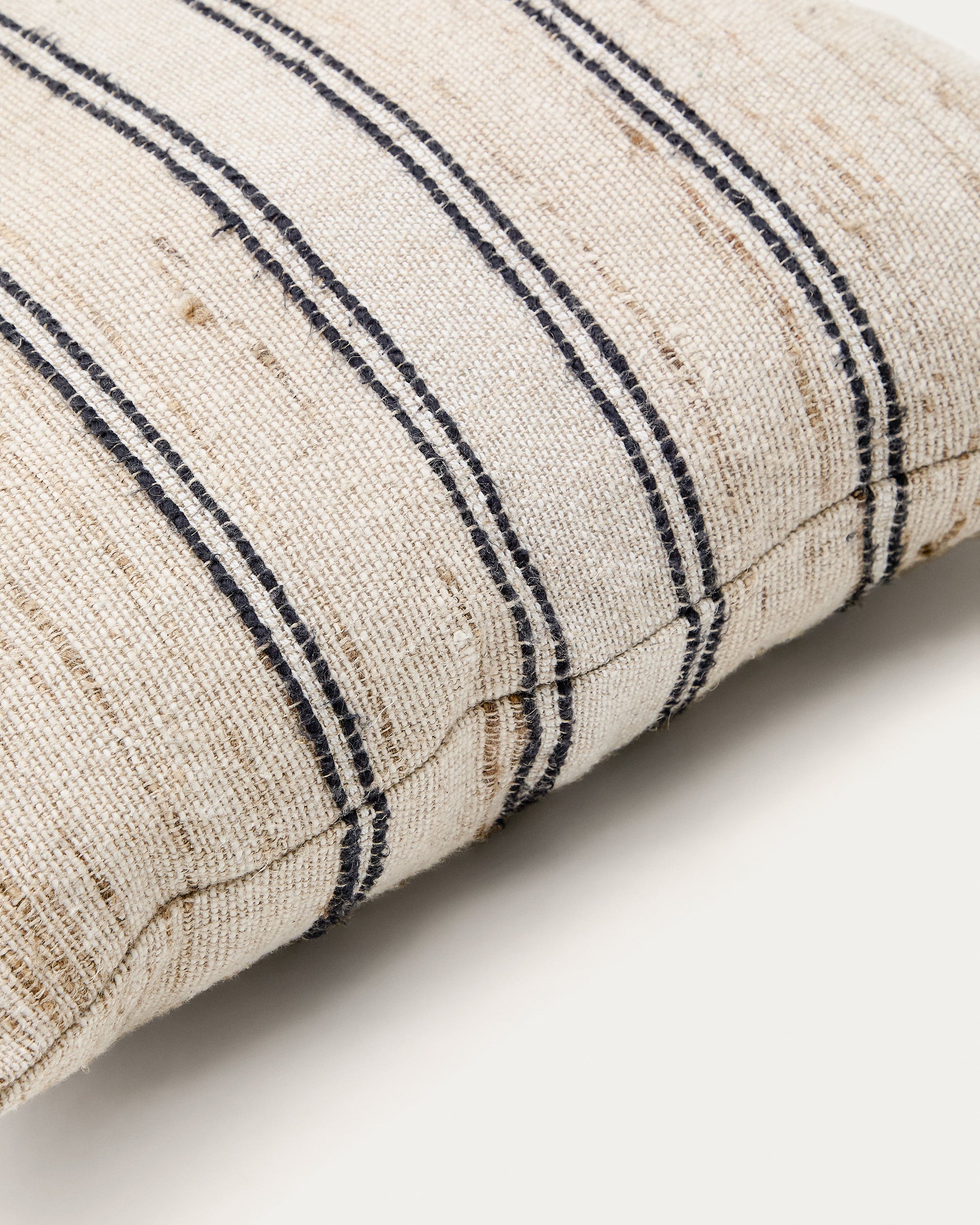 Dorien beige cushion cover with contrasting woven stripes 45 x 45cm - Detail