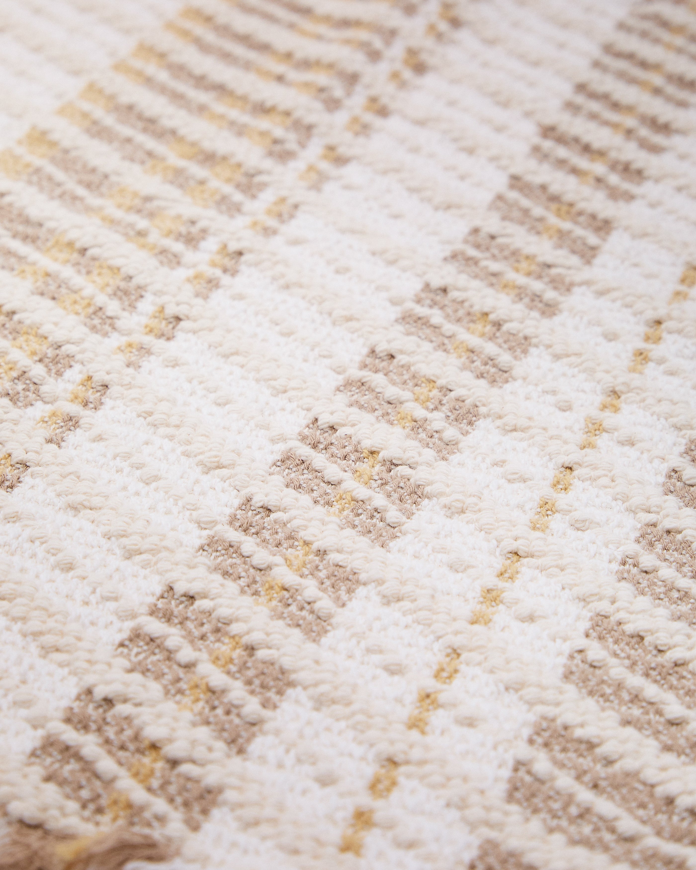 Milda white and beige 100% cotton bathmat with fringe detail 50 x 70cm - Detail
