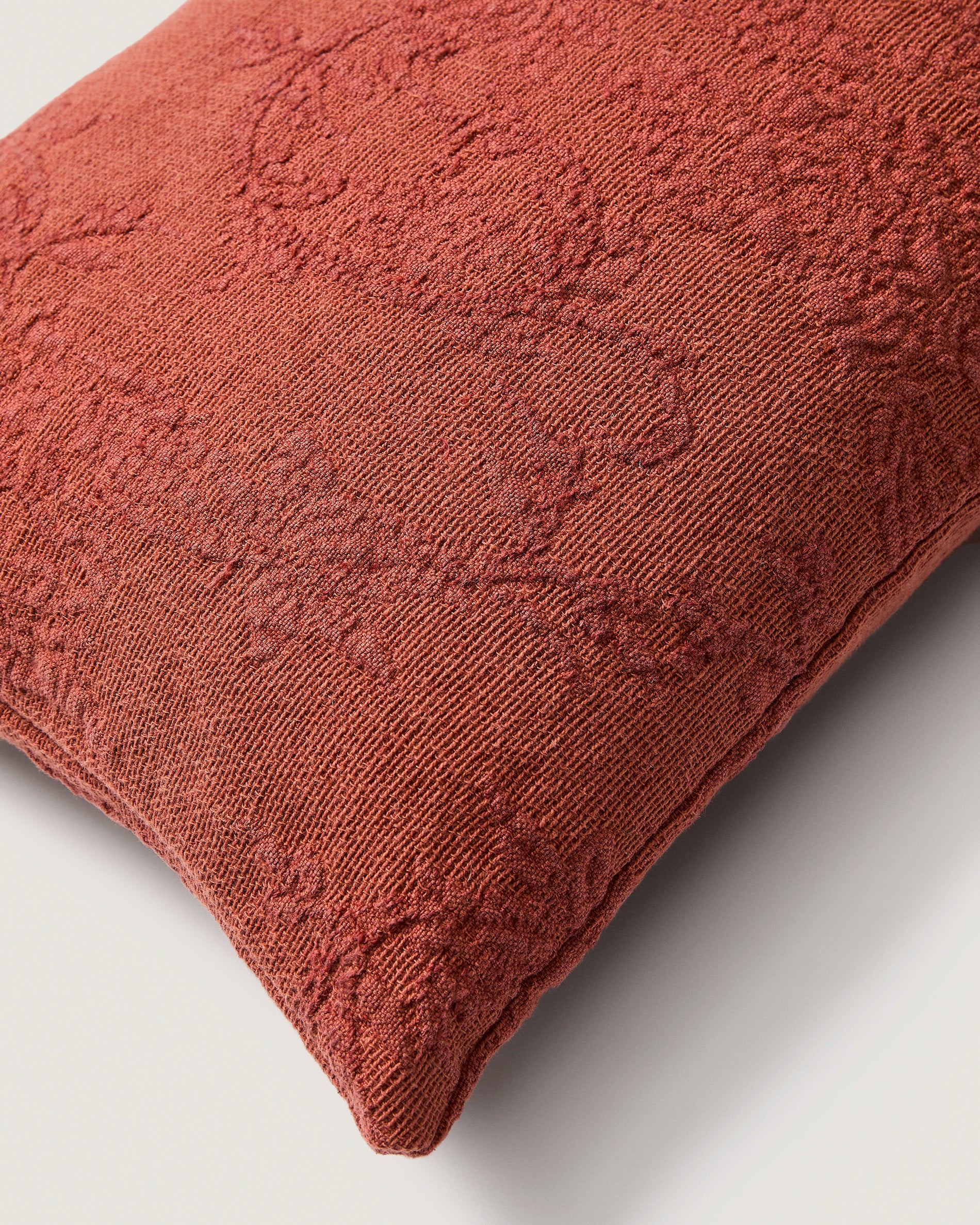 Velina cushion cover in red washed linen jacquard with floral design 30 x 50 cm - Detail