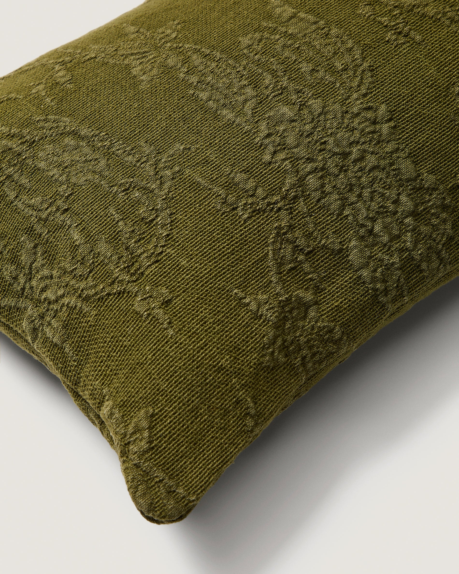 Velina cushion cover in green washed linen jacquard with floral design 30 x 50 cm - Detail
