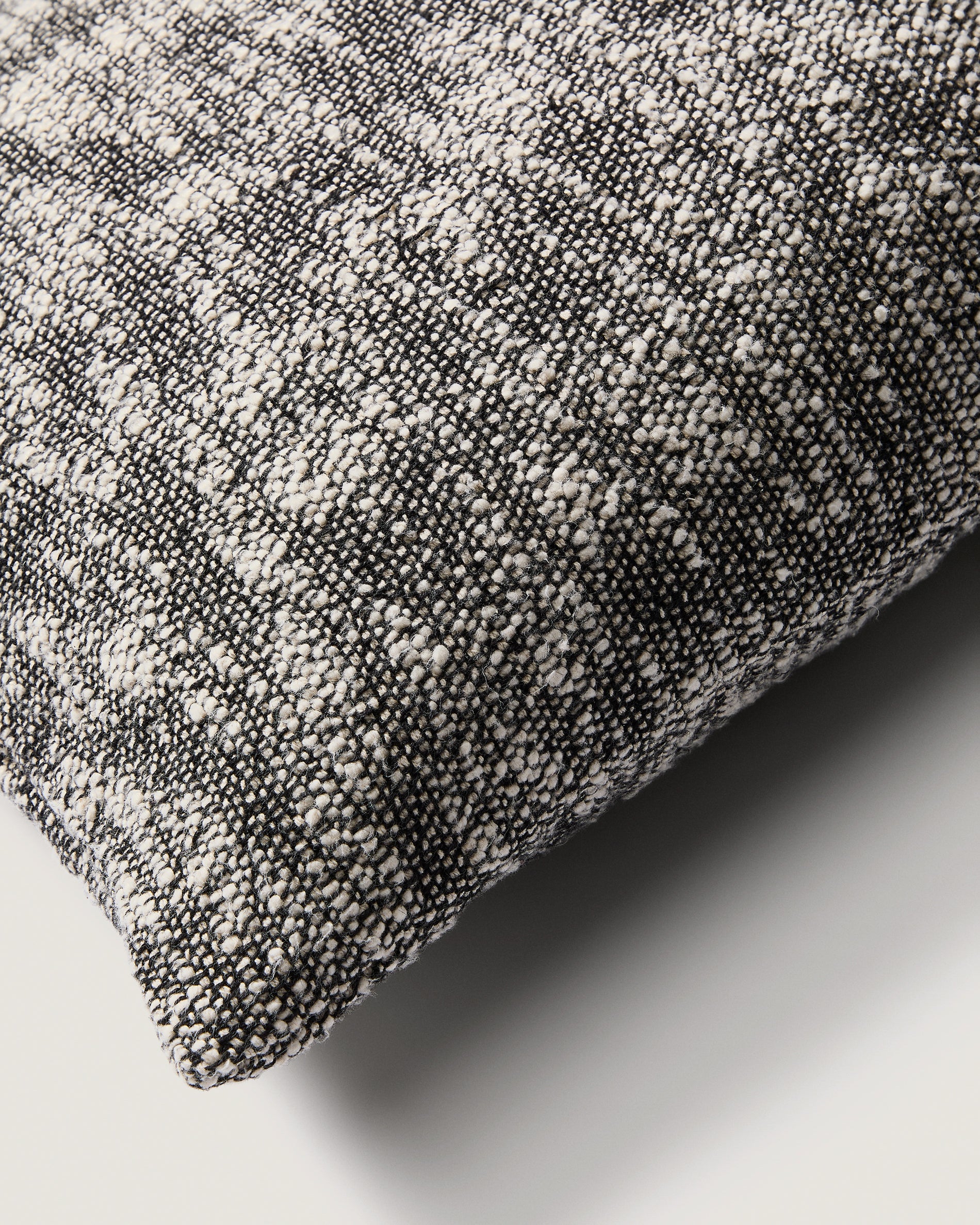 Mevia cushion cover in beige and black linen blend 50 x 50 cm - Detail