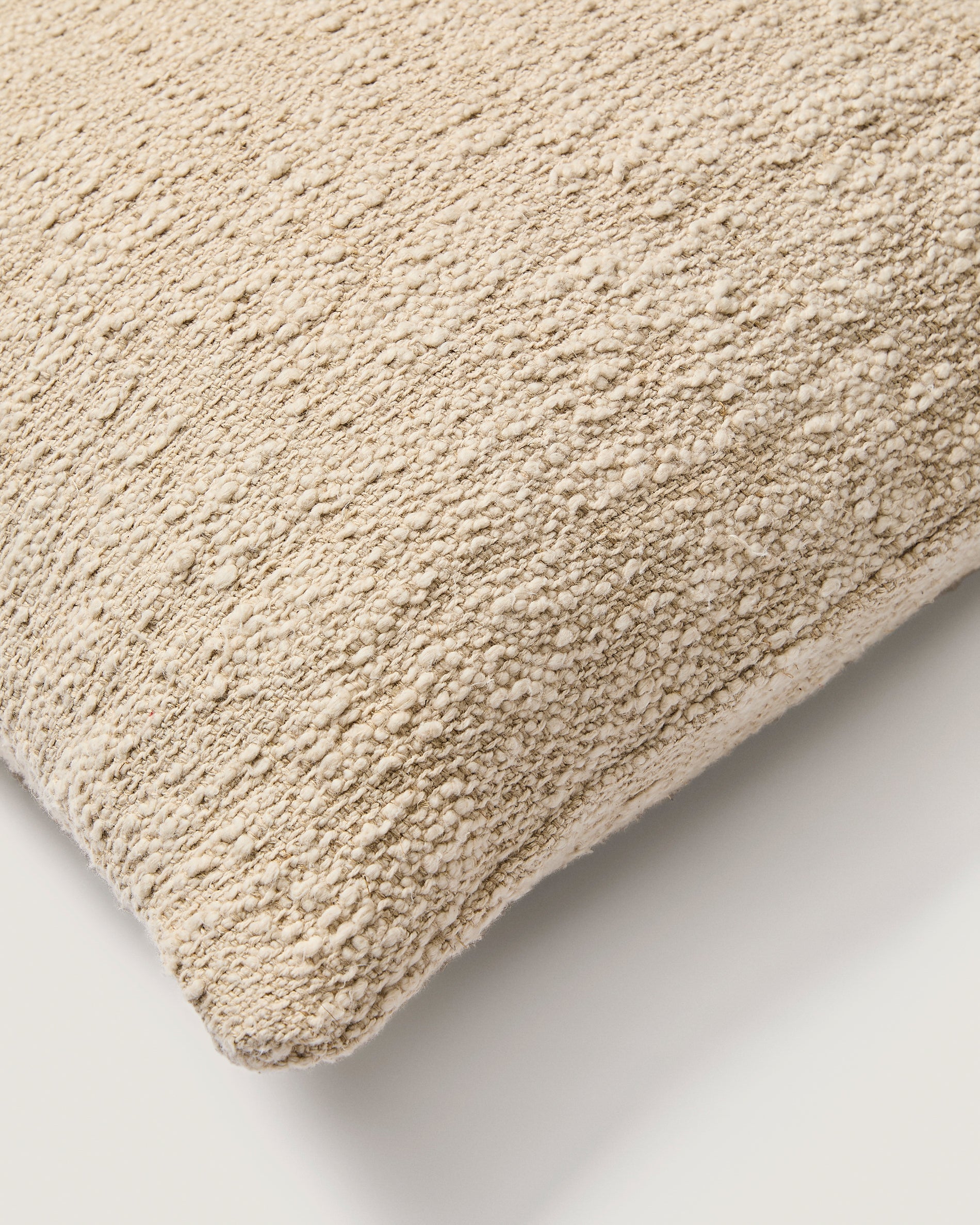 Mevia cushion cover in beige linen blend 50 x 50 cm - Detail