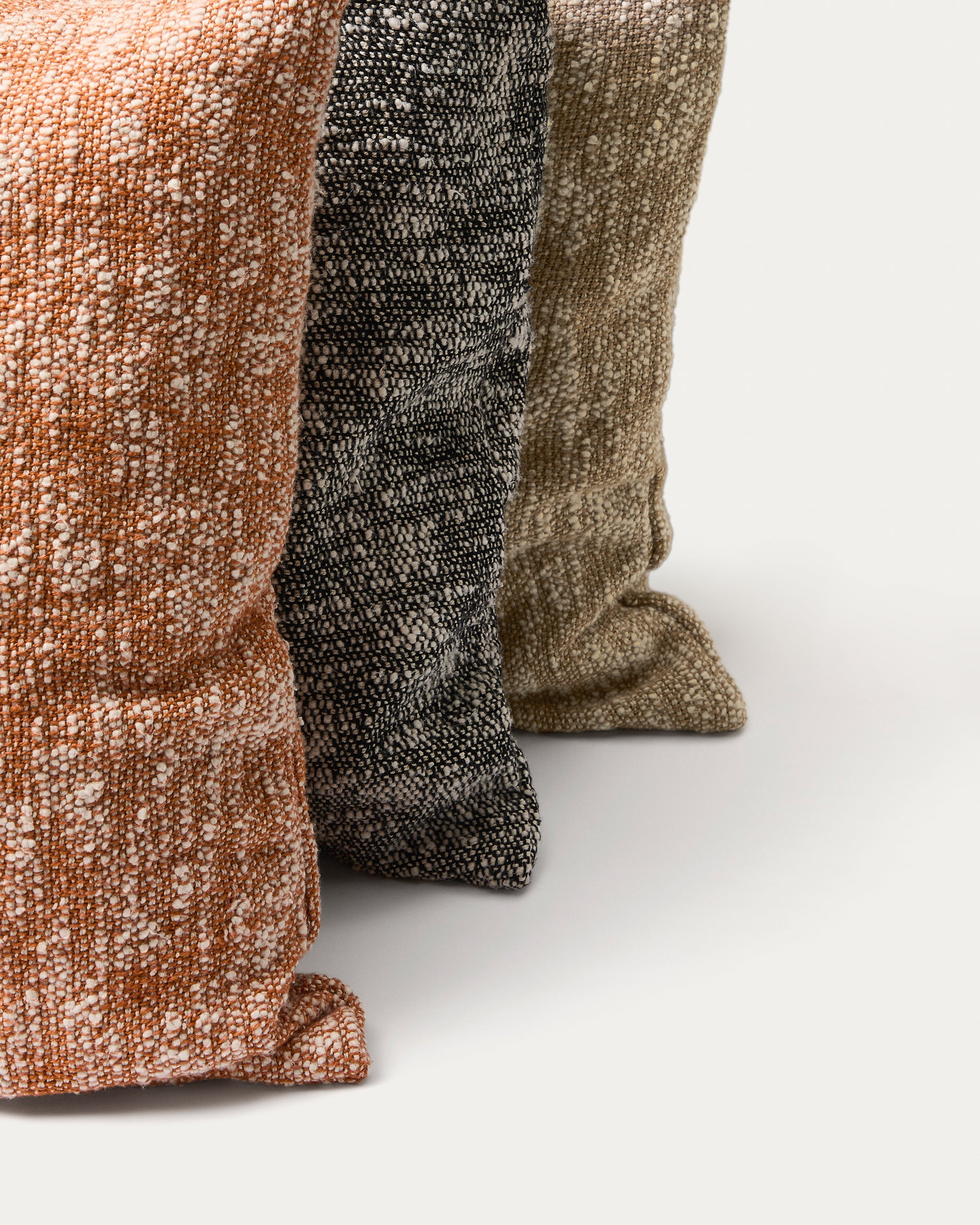 Mevia cushion cover in beige linen blend 50 x 50 cm - Detail