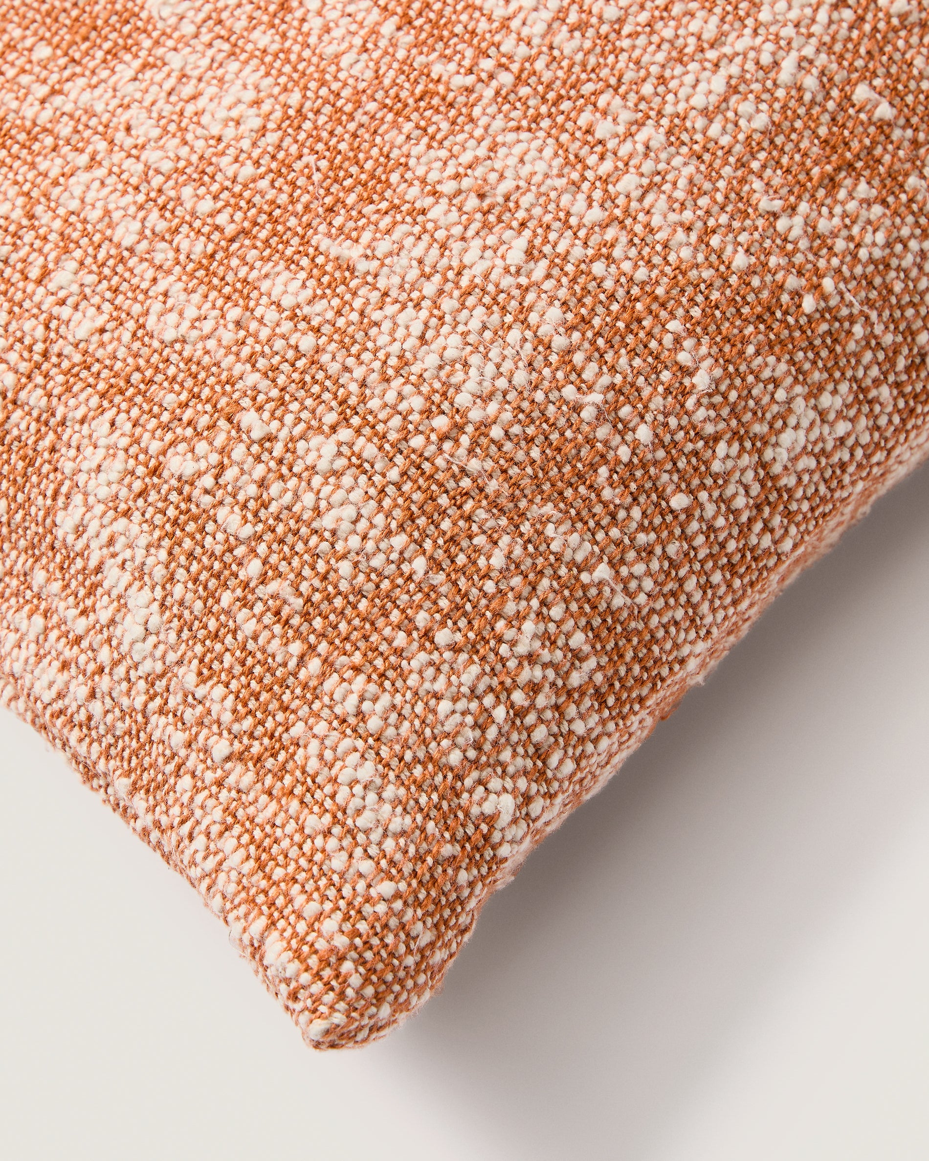 Mevia cushion cover in beige and orange linen blend 50 x 50 cm - Detail