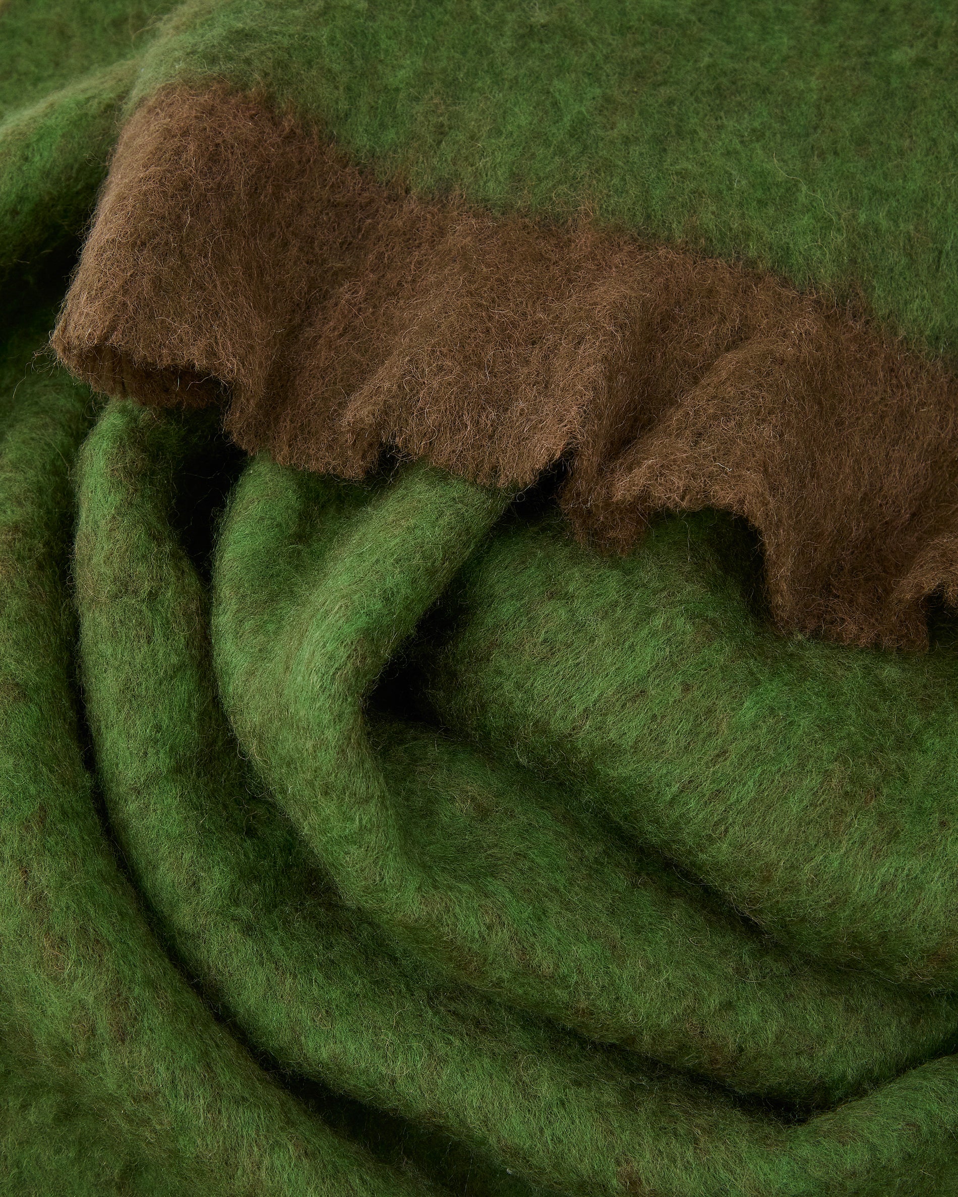 Odelna wool and acrylic throw with ruffles in green 130 x 170 cm - Detail