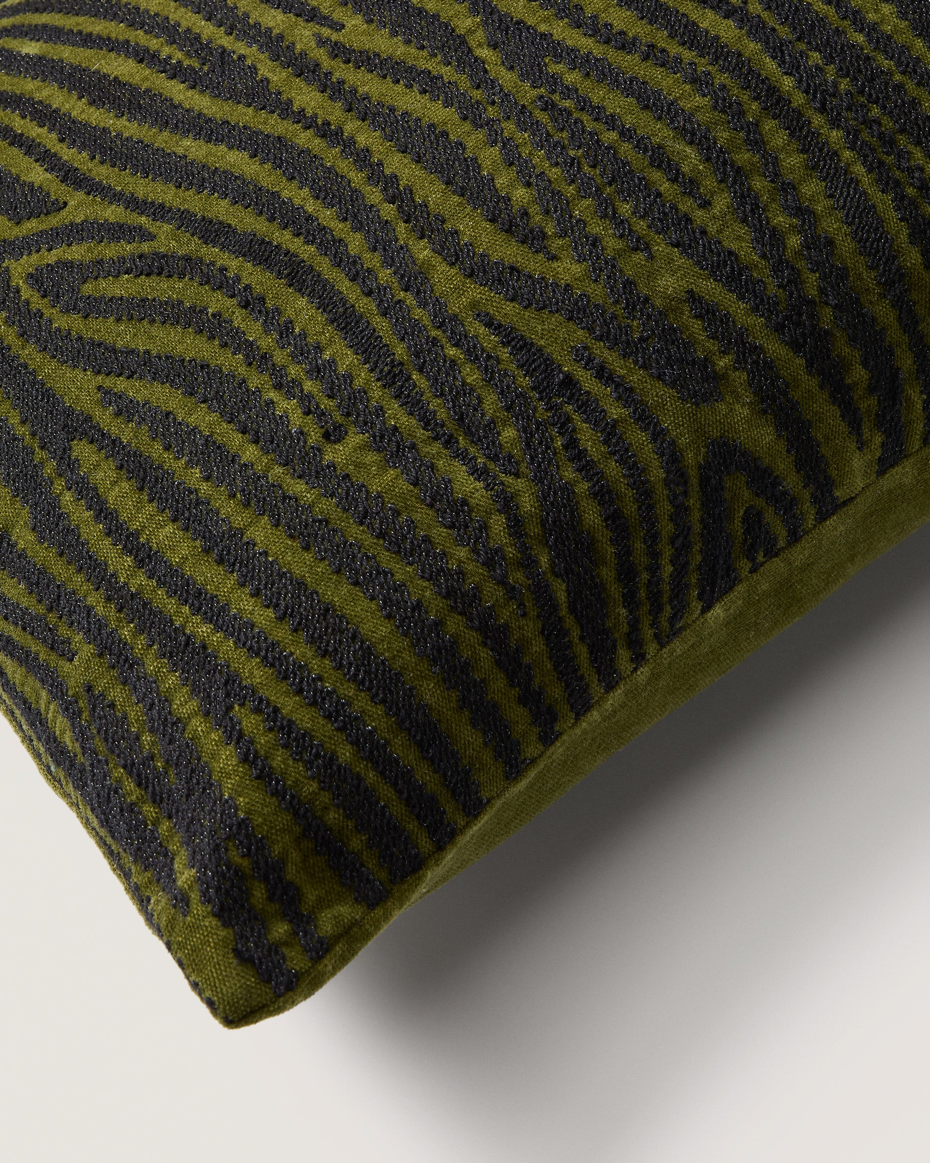 Davina cotton cushion cover with green zebra embroidery 40 x 60 cm - Detail